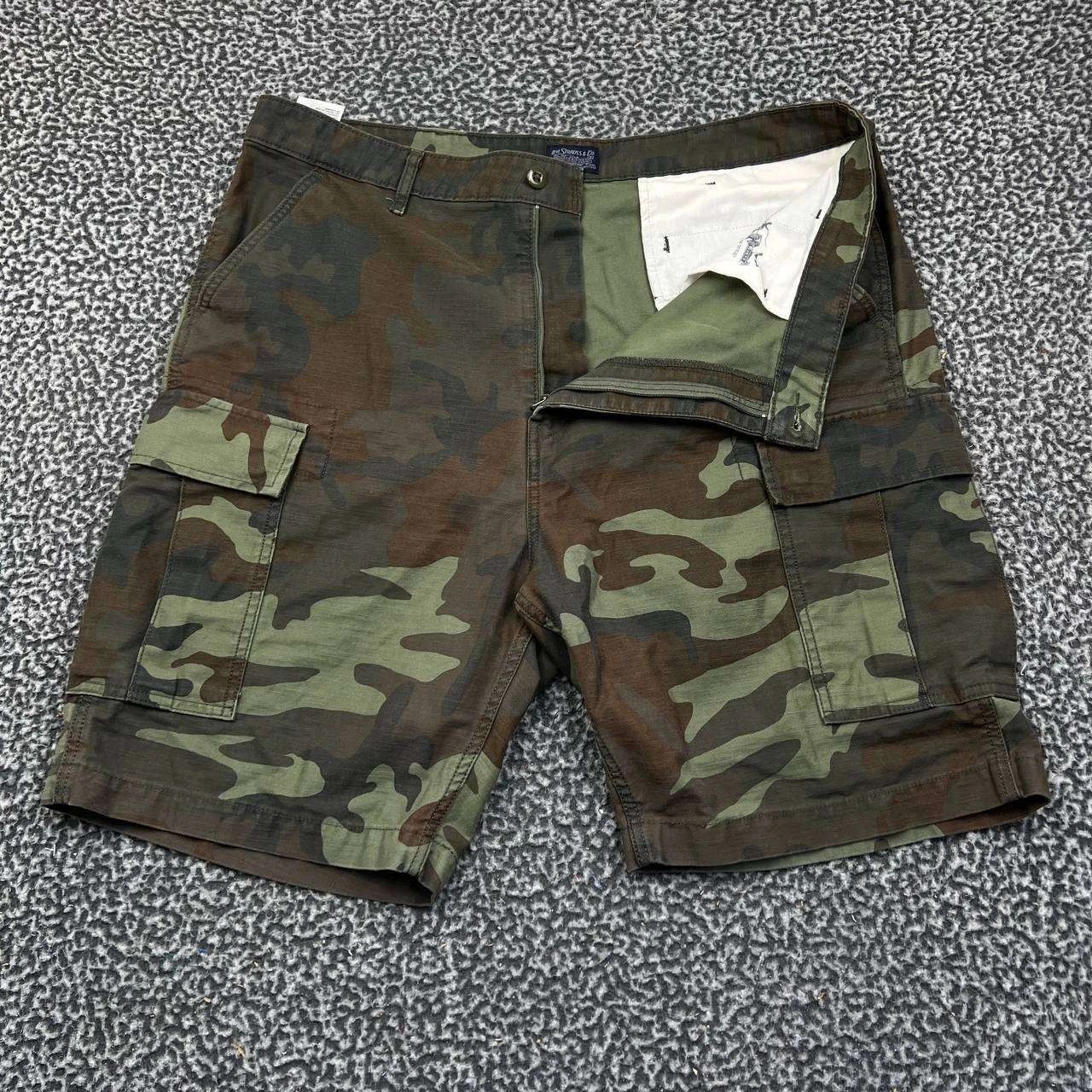 Levi's Levi Strauss & Co. Cargo Shorts Men 40 Camo Pockets Cotton Size US 40 / EU 56 - 1 Thumbnail