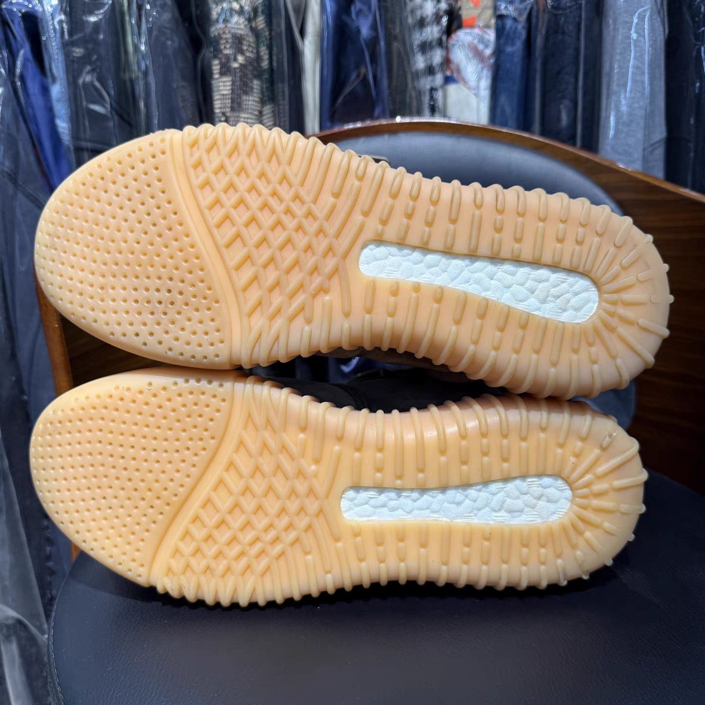 Adidas adidas Yeezy Boost 750 Chocolate K15 Size US 9 / EU 42 - 8 Thumbnail