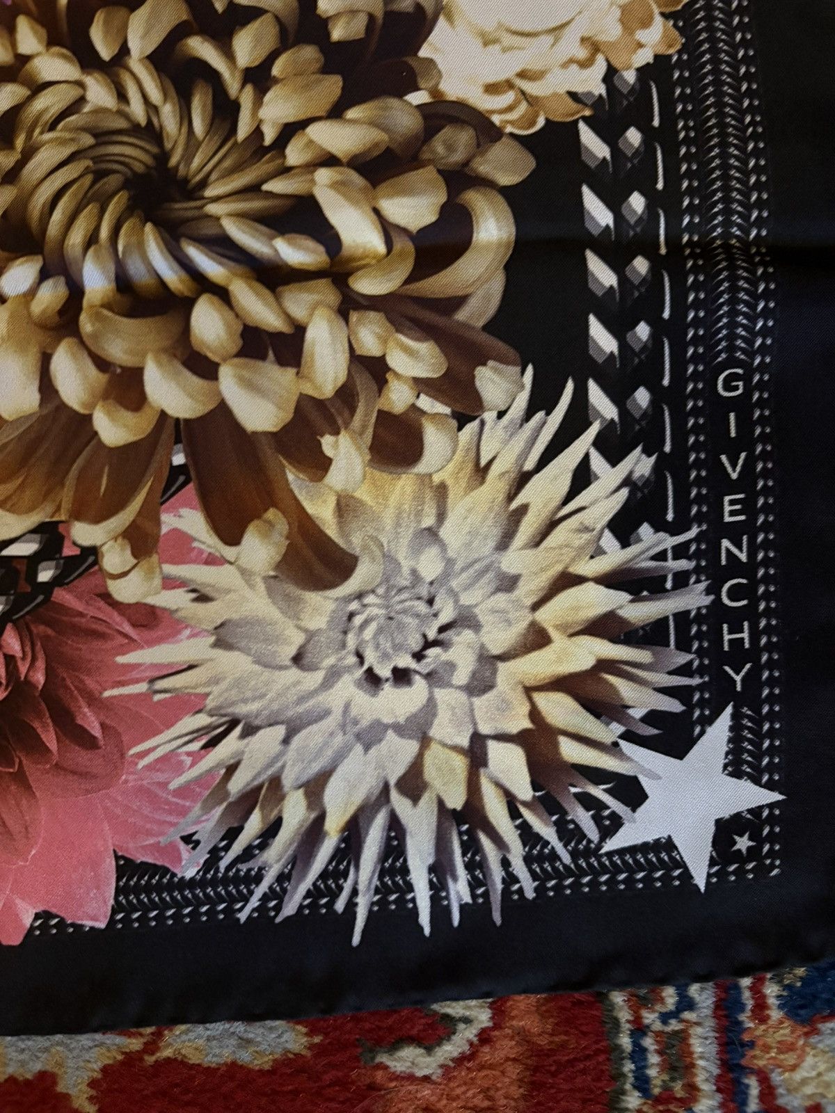 Givenchy Givenchy scarf with floral design Size ONE SIZE - 2 Thumbnail