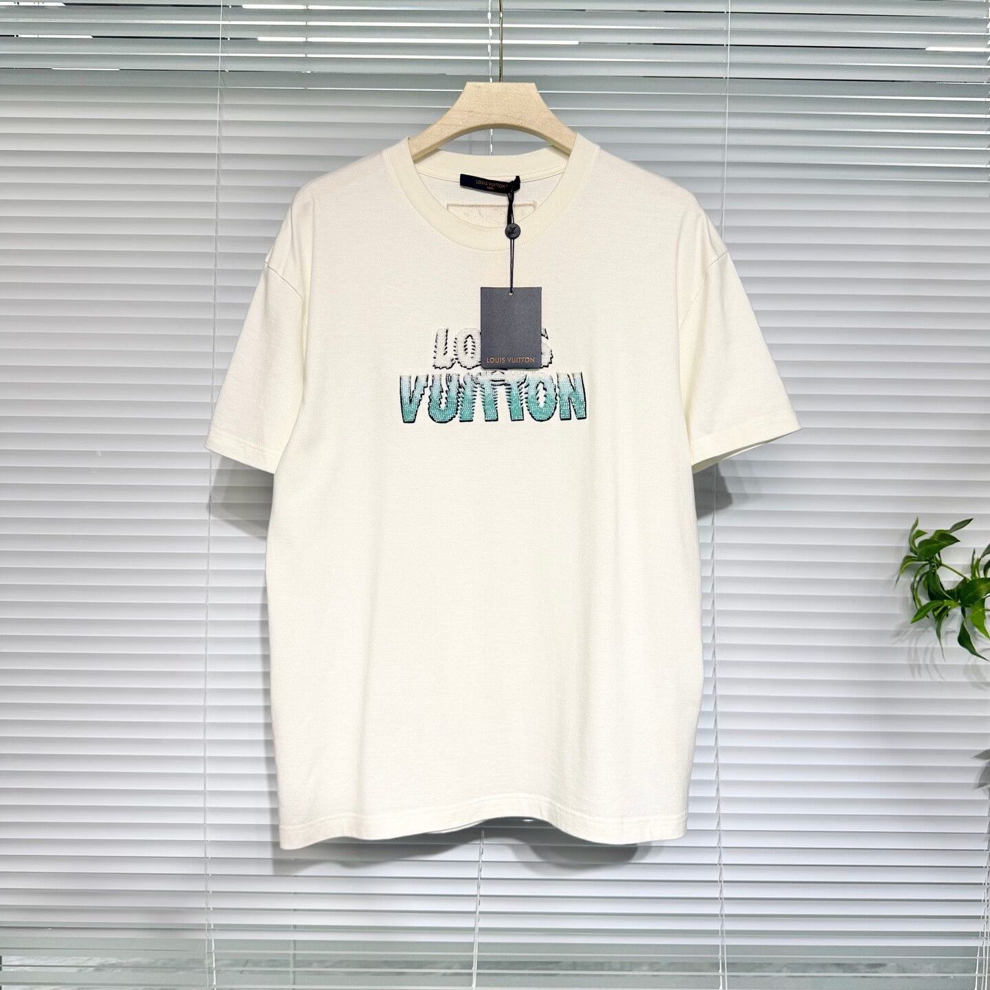 Louis Vuitton LV White Gradient Bead Logo T-shirt Size US M / EU 48-50 / 2 - 1 Thumbnail