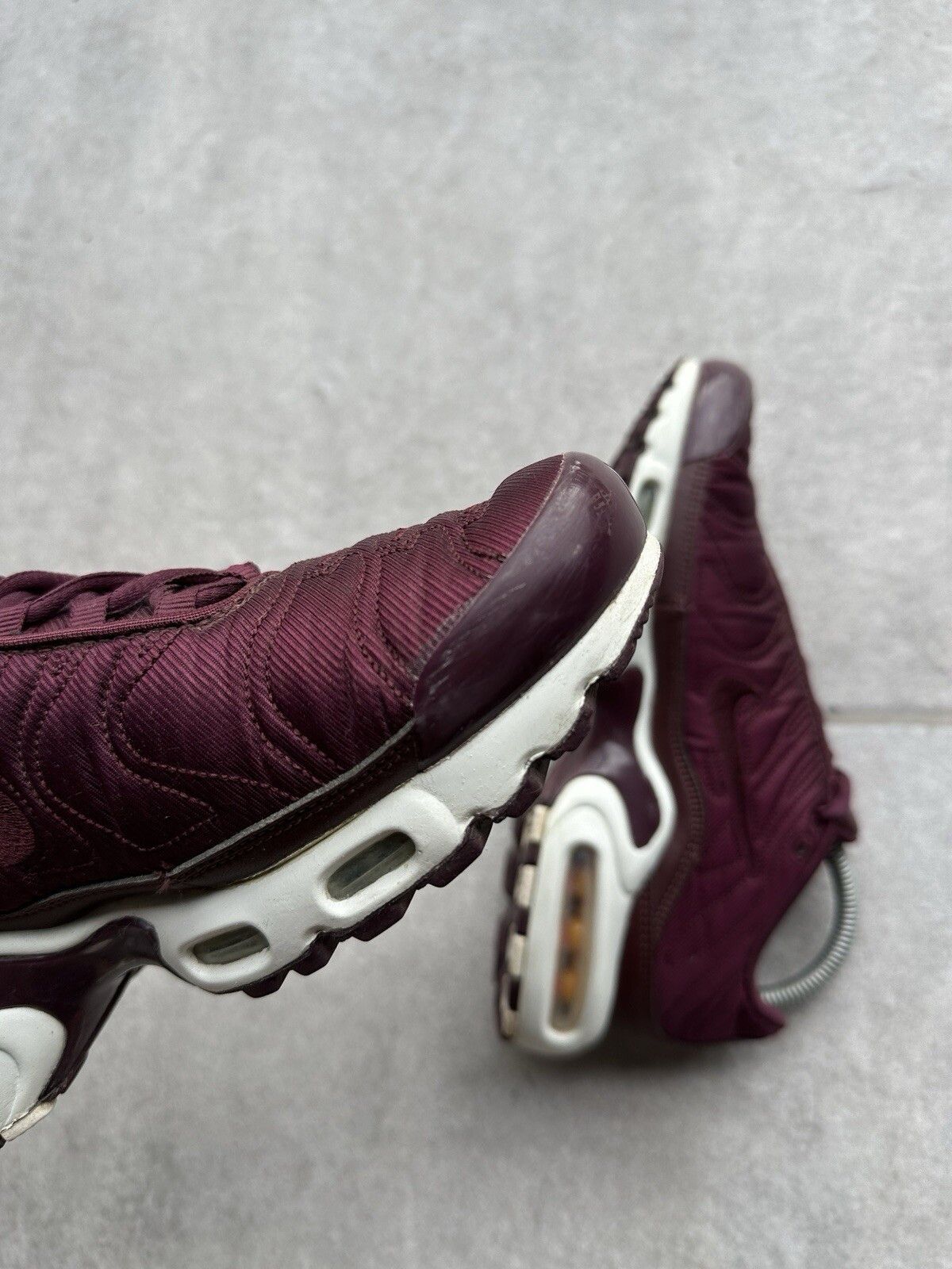 Nike Womens AIR MAX PLUS SE Metallic Mahogany Trainers Size US 7.5 / IT 37.5 - 8 Thumbnail