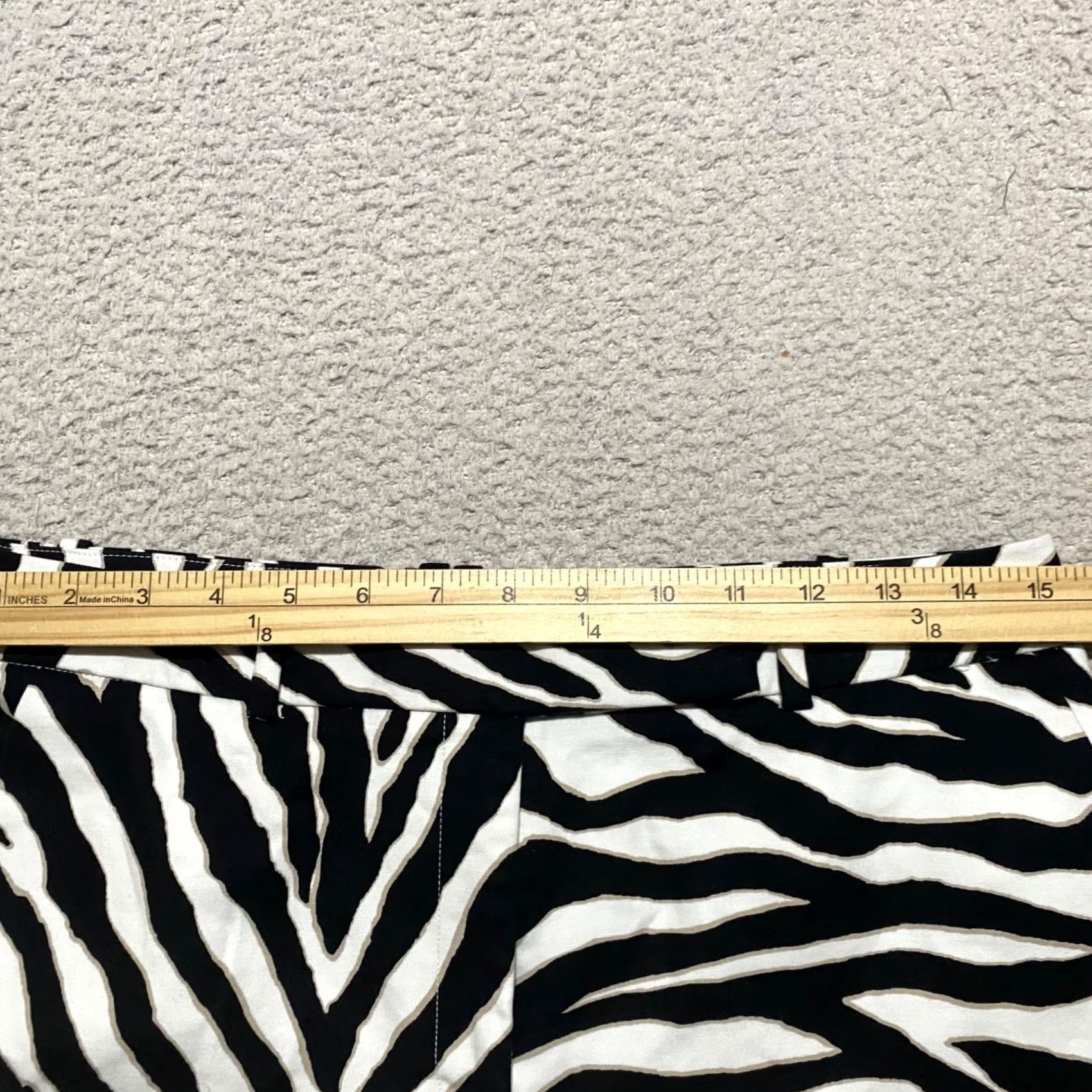 White House Black Market NWT White House Black Market Womens 8 Shorts Gray Chino Zebra Print Inseam 5" Size 30" / US 8 / IT 44 - 4 Thumbnail