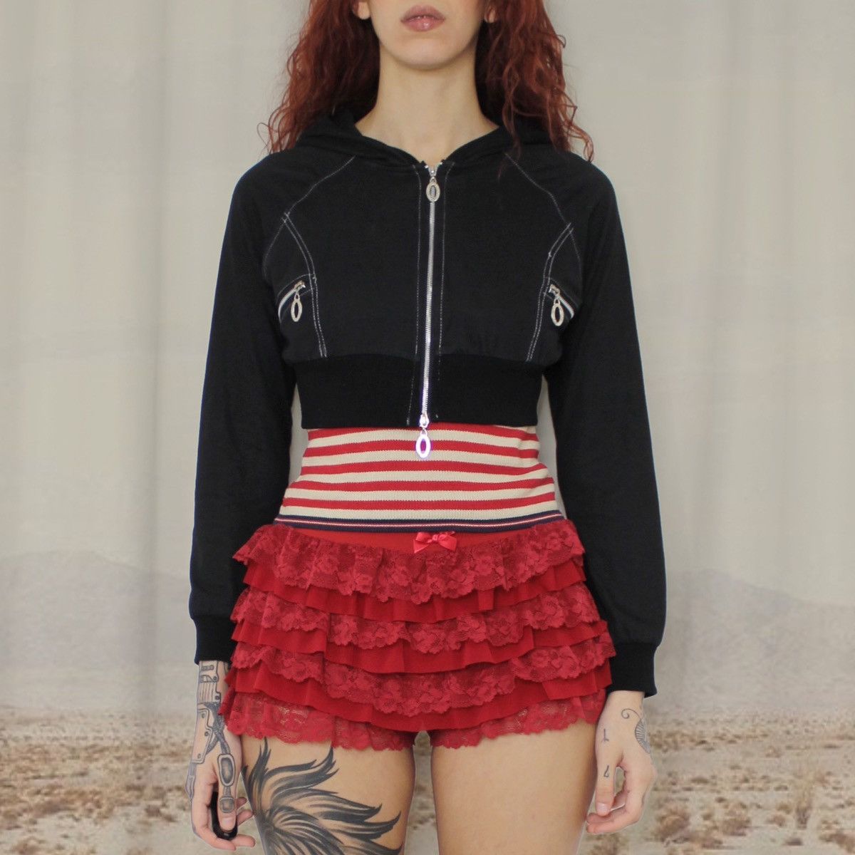 Vintage 🎧BLACK CROP SWEATSHIRT🎧 Size L / US 10 / IT 46 - 1 Thumbnail