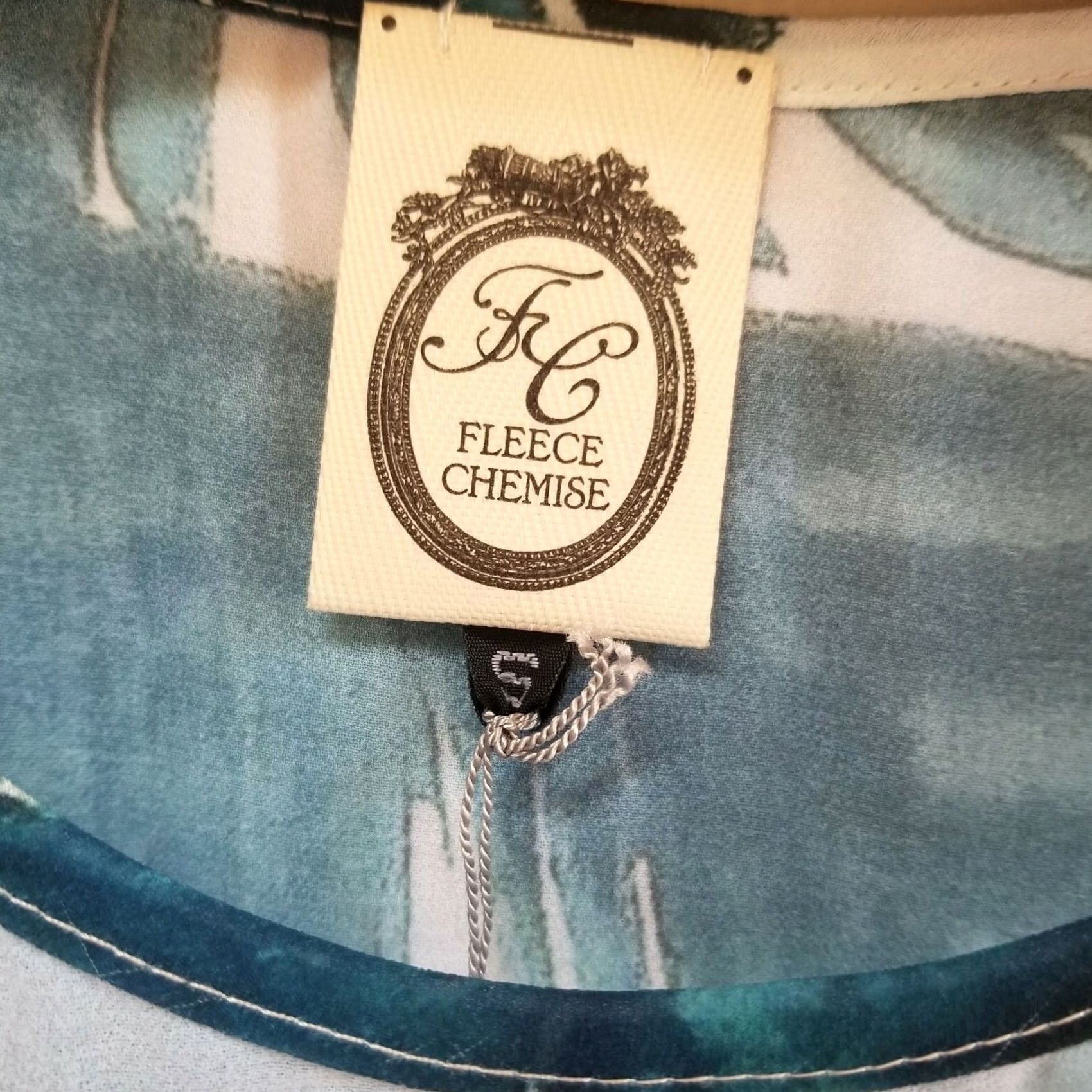 Vintage VINTAGE? No. Fleece Chemise Blouse Shirt Womens Short Sleeve Hawaiian Print Sheer White Blue XS? Not allowed. Size S / US 4 / IT 40 - 3 Thumbnail