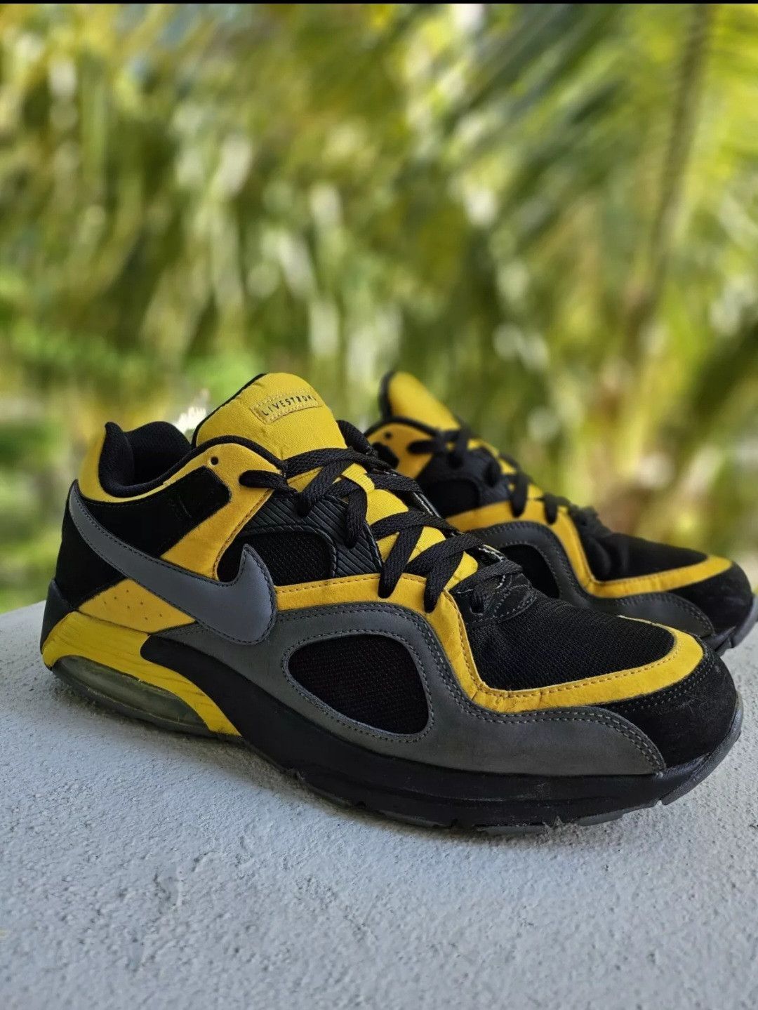 LIVESTRONG × Nike Air Max