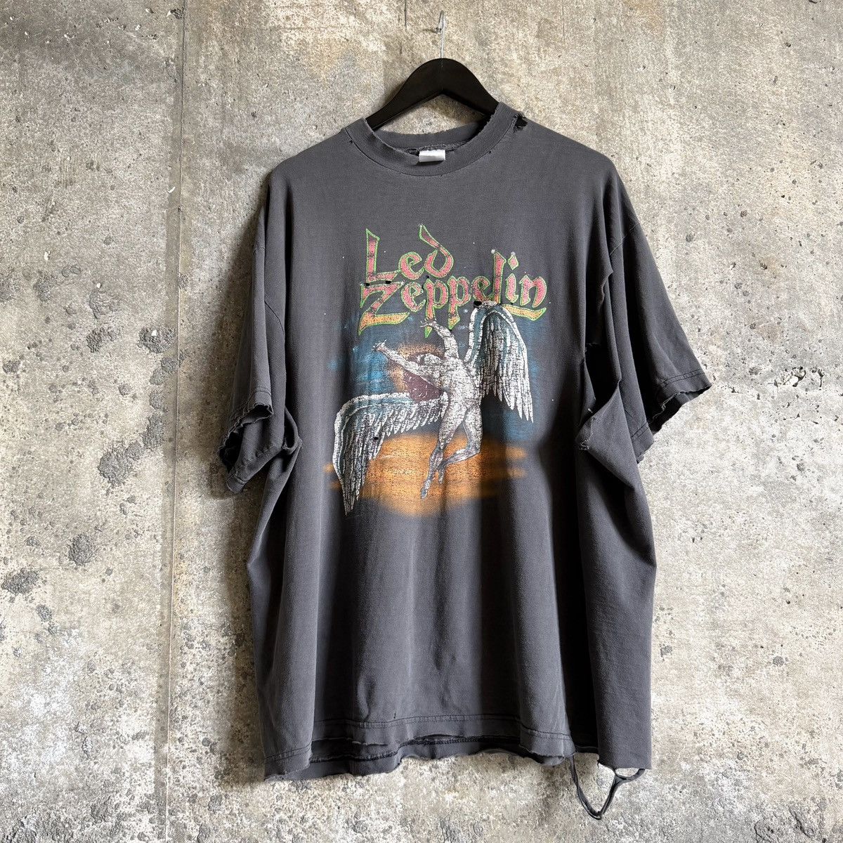 Vintage 90’s Vintage THRASHED Led Zeppelin T Shirt Size US XL / EU 56 / 4 - 1 Thumbnail