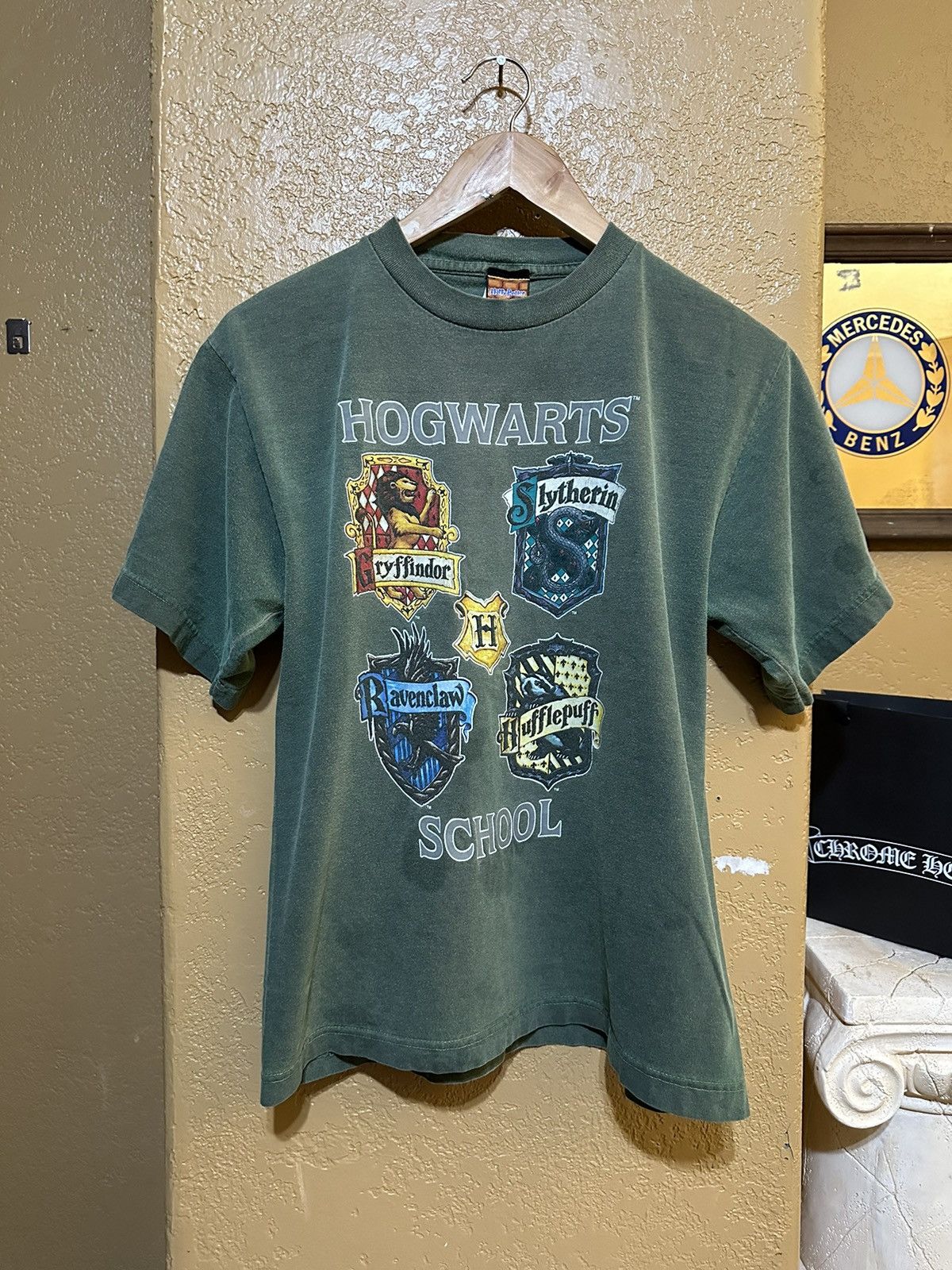 Vintage Distressed Vintage 2000 Harry Potter Hogwarts T Shirt XSmall Size US XS / EU 42 / 0 - 1 Thumbnail
