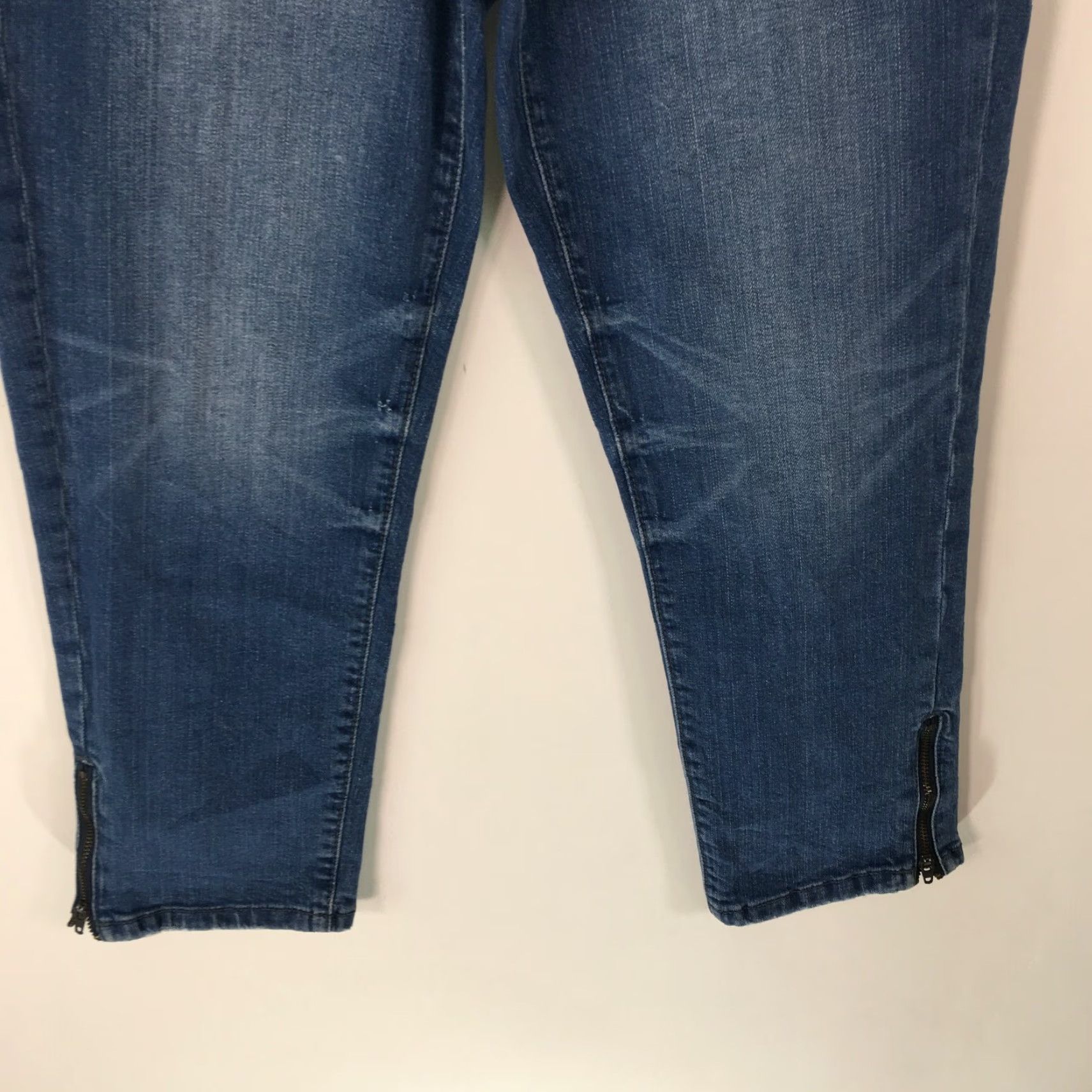 Calvin Klein Calvin Klein Jeans Shirt Womens Crop Denim Blue Stretch Size 29/8 Adult Regular 22 in Inseam 6 in Rise Blue 5-Pocket Casual Size 29" - 5 Thumbnail