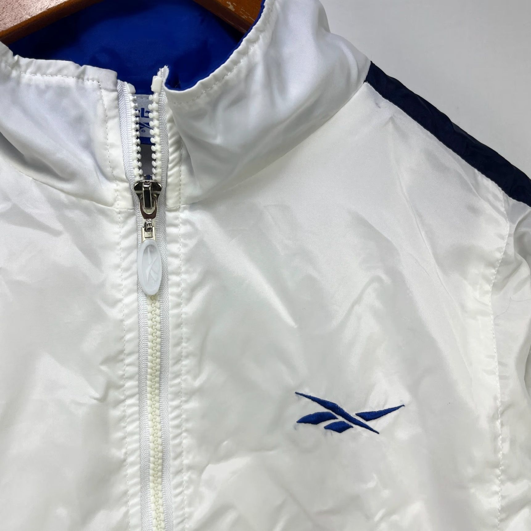 Reebok VINTAGE Reebok Windbreaker Jacket Womens L 90s Hooded Windbreaker White Nylon Fleece Lightweight Regular Fit Women Size L / US 10 / IT 46 - 3 Thumbnail
