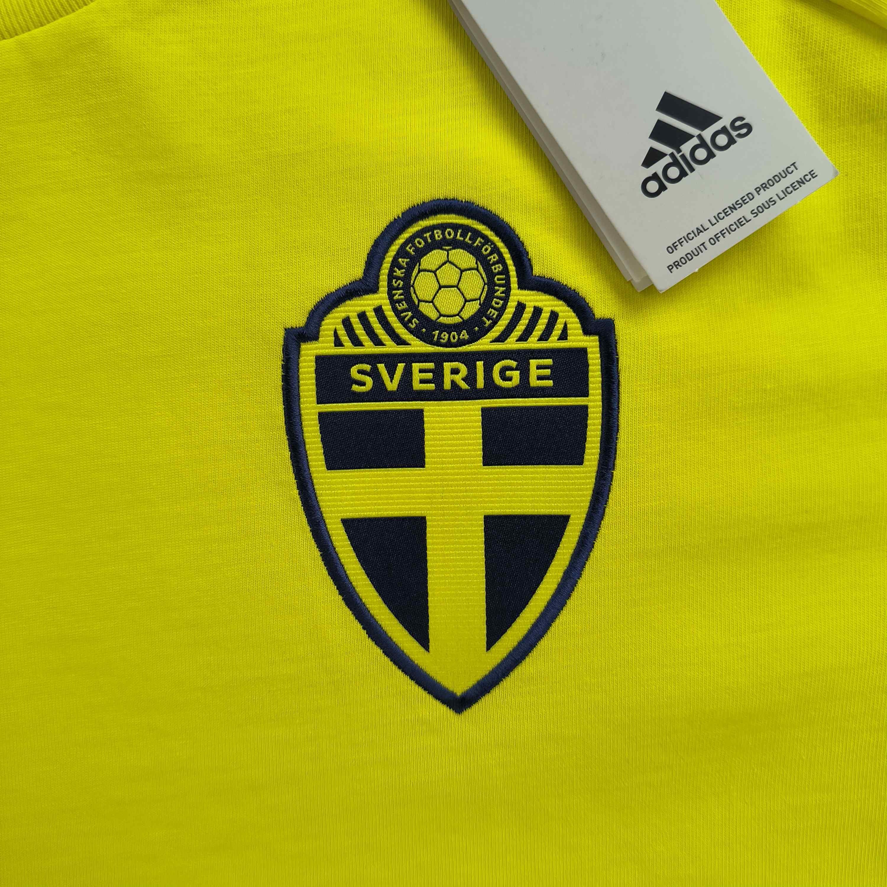 Adidas NEW Sweden 2024 Adidas (BNWT) football tee shirt size L Size US L / EU 52-54 / 3 - 3 Thumbnail