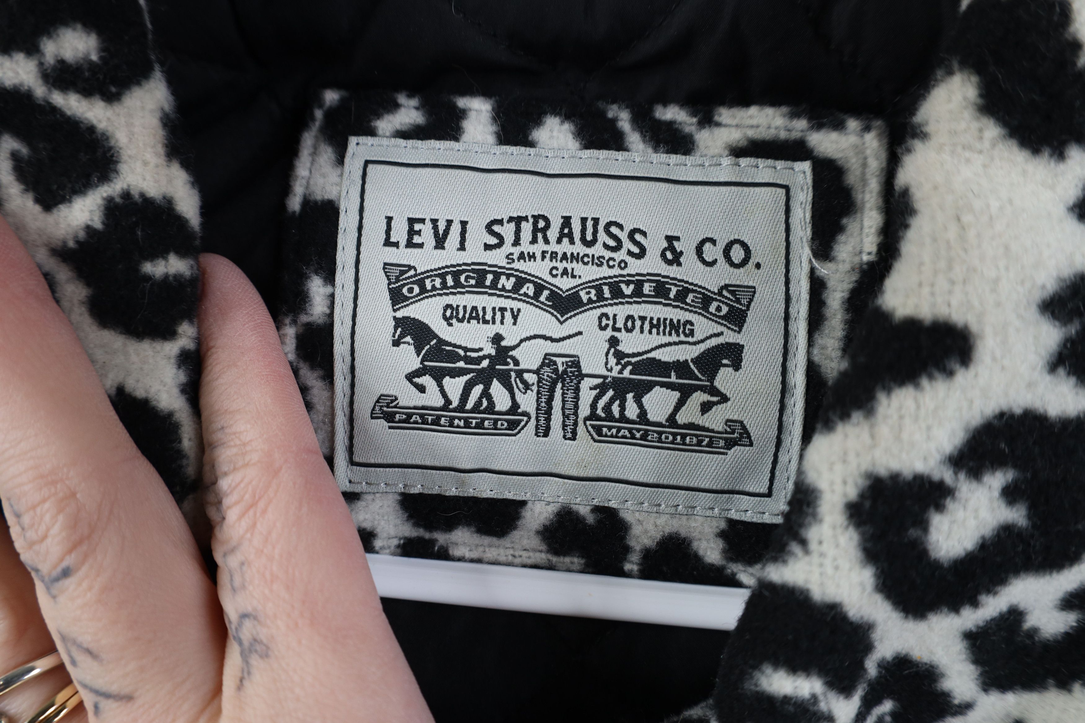 Levi's Vintage Y2K Levis Cheetah Quilted Fleece Trucker Jacket Size L / US 10 / IT 46 - 9 Thumbnail