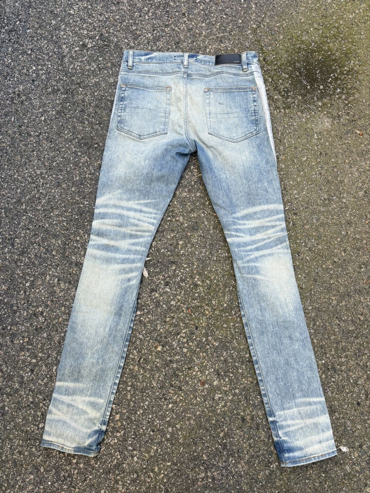 Jean Amiri Denim Bleu Clair - Taille 30/32 - Coupe Slim - Patch Militaire Imprimé - Occasion Très Bon État