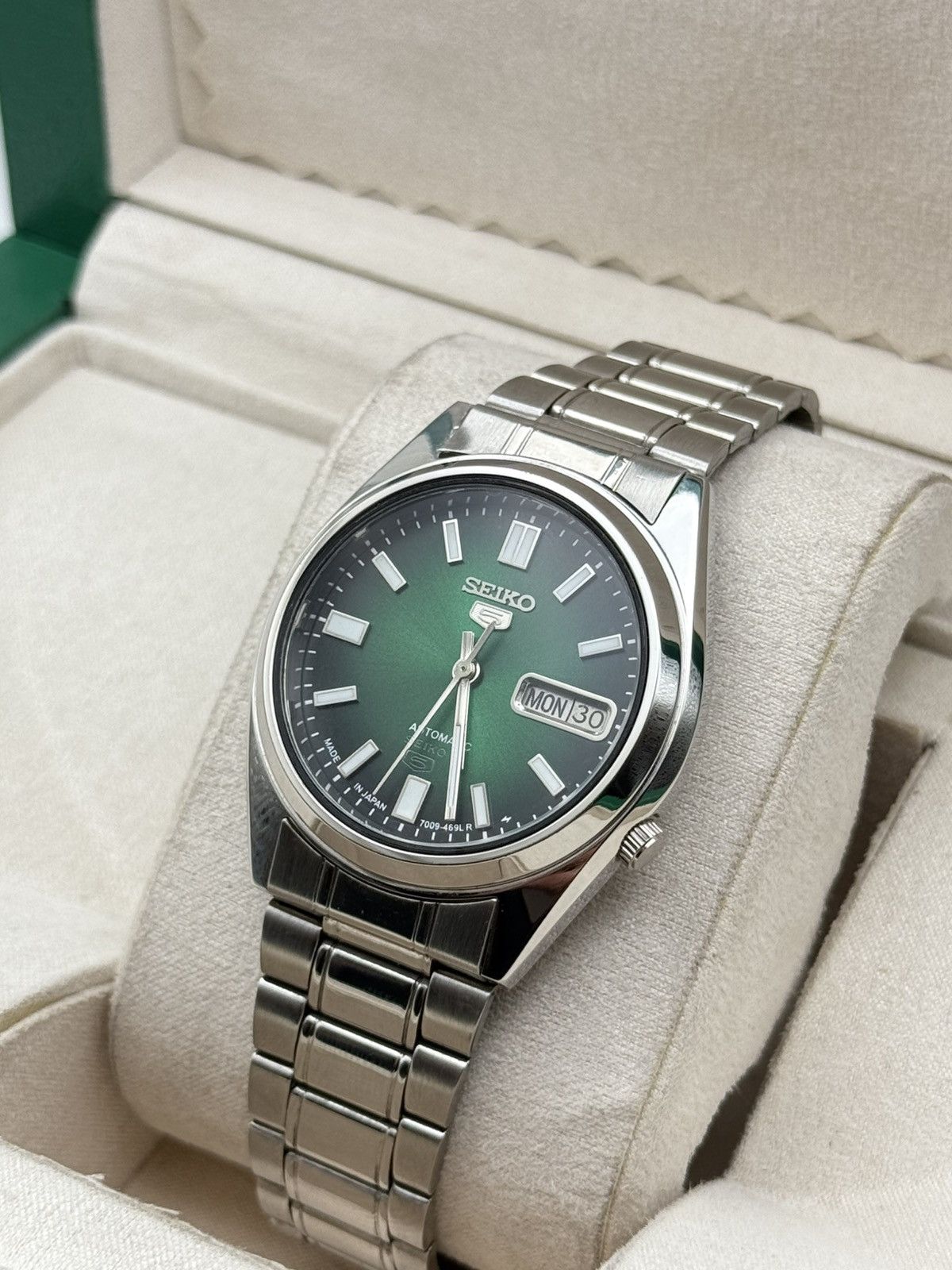 Seiko Seiko 5 Automatic 7009 Green Dial Vintage Watch 36mm Size 36 - 4 Thumbnail