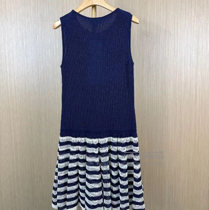 Chanel Chanel Knit Dress with Striped Skirt . Size M / US 6-8 / IT 42-44 - 2 Thumbnail
