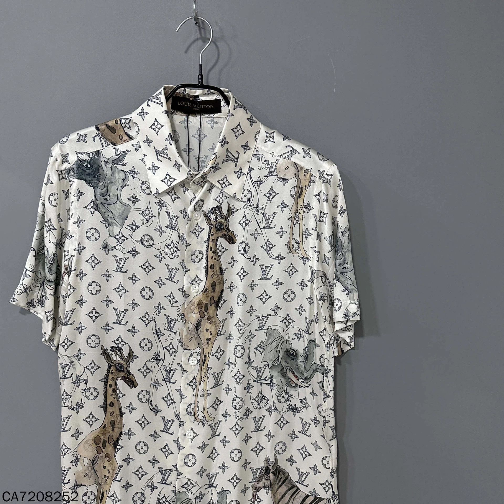 Louis Vuitton LV Zoo Series Women's Silk Short-Sleeve Shirt Size XS / US 0-2 / IT 36-38 - 2 Thumbnail
