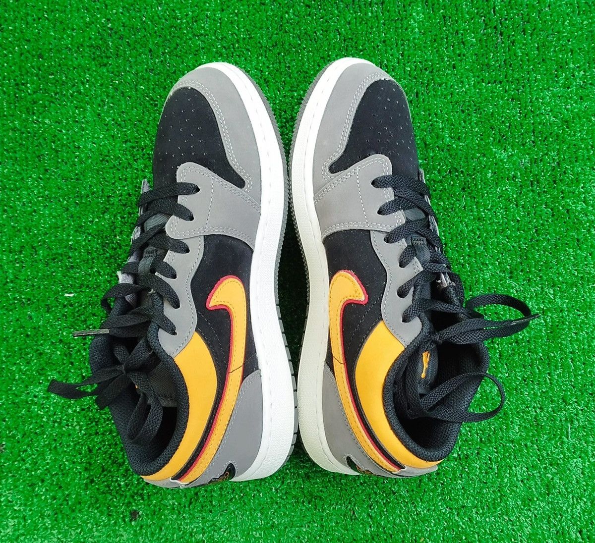 Jordan Brand Shoes Air Jordan 1 SE Low (GS) Size US 7.5 / IT 37.5 - 4 Thumbnail