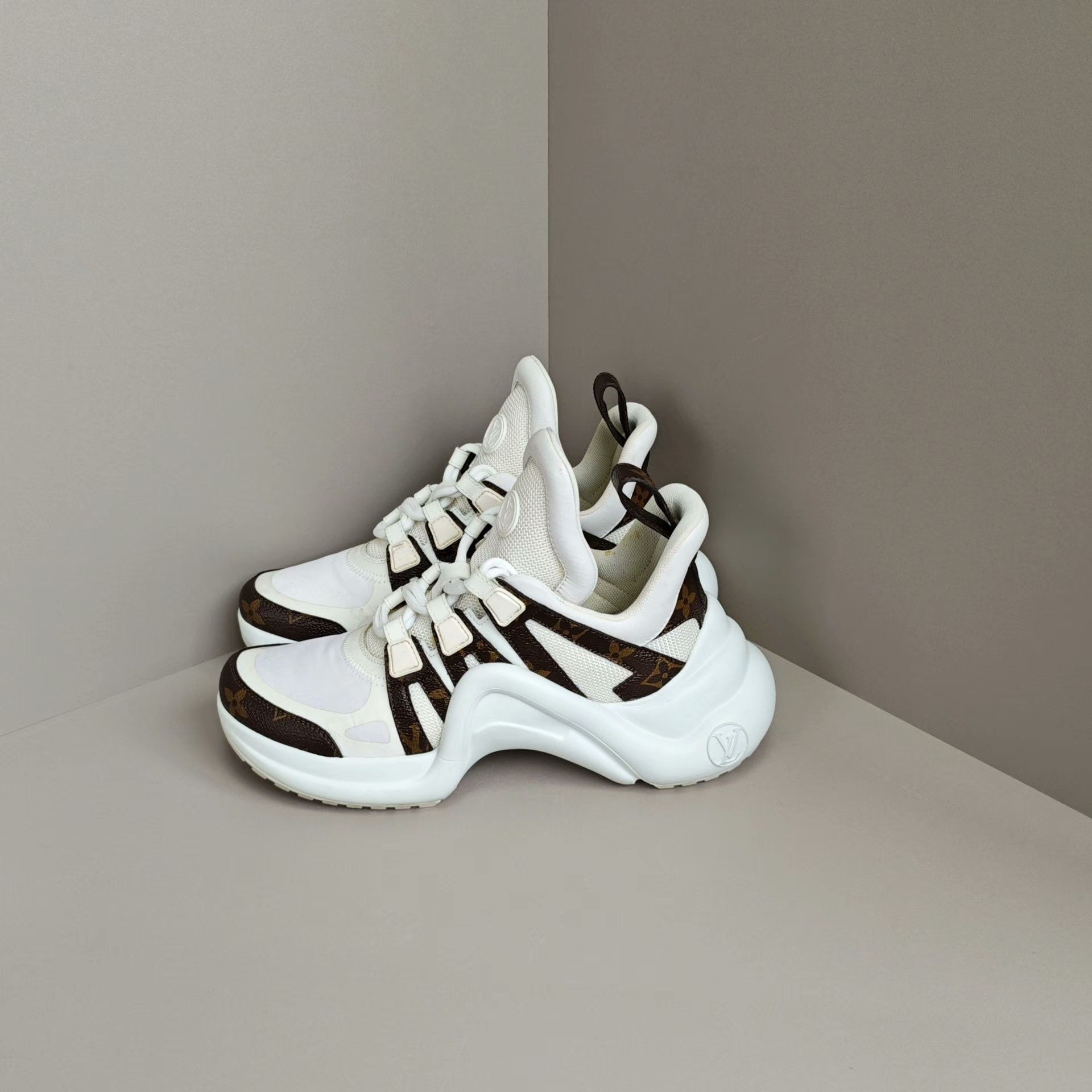 Louis Vuitton Louis Vuitton Casual Lowtop Sneakers us_5 Women Size US 5 / IT 35 - 1 Thumbnail