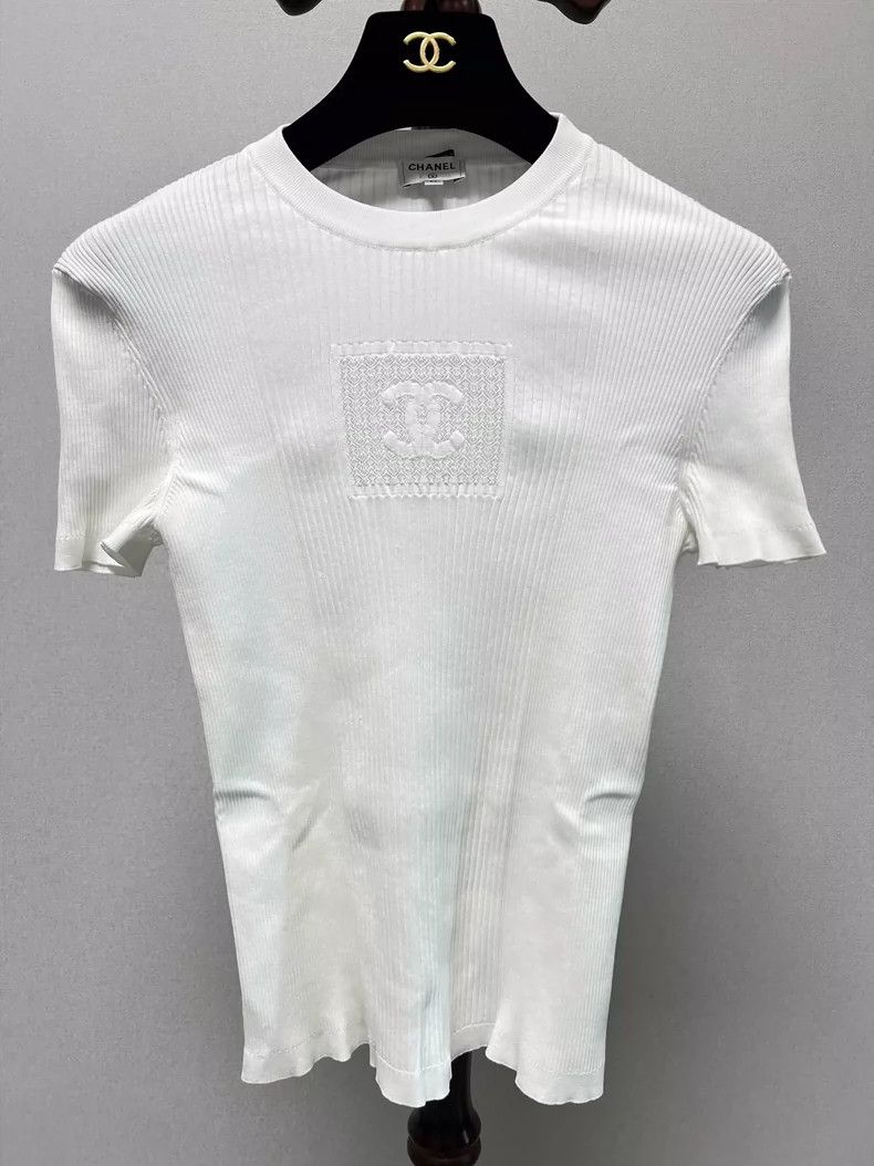 Chanel Chanel L24c versatile logo bottom white short sleeves 2504- Size XS / US 0-2 / IT 36-38 - 1 Thumbnail