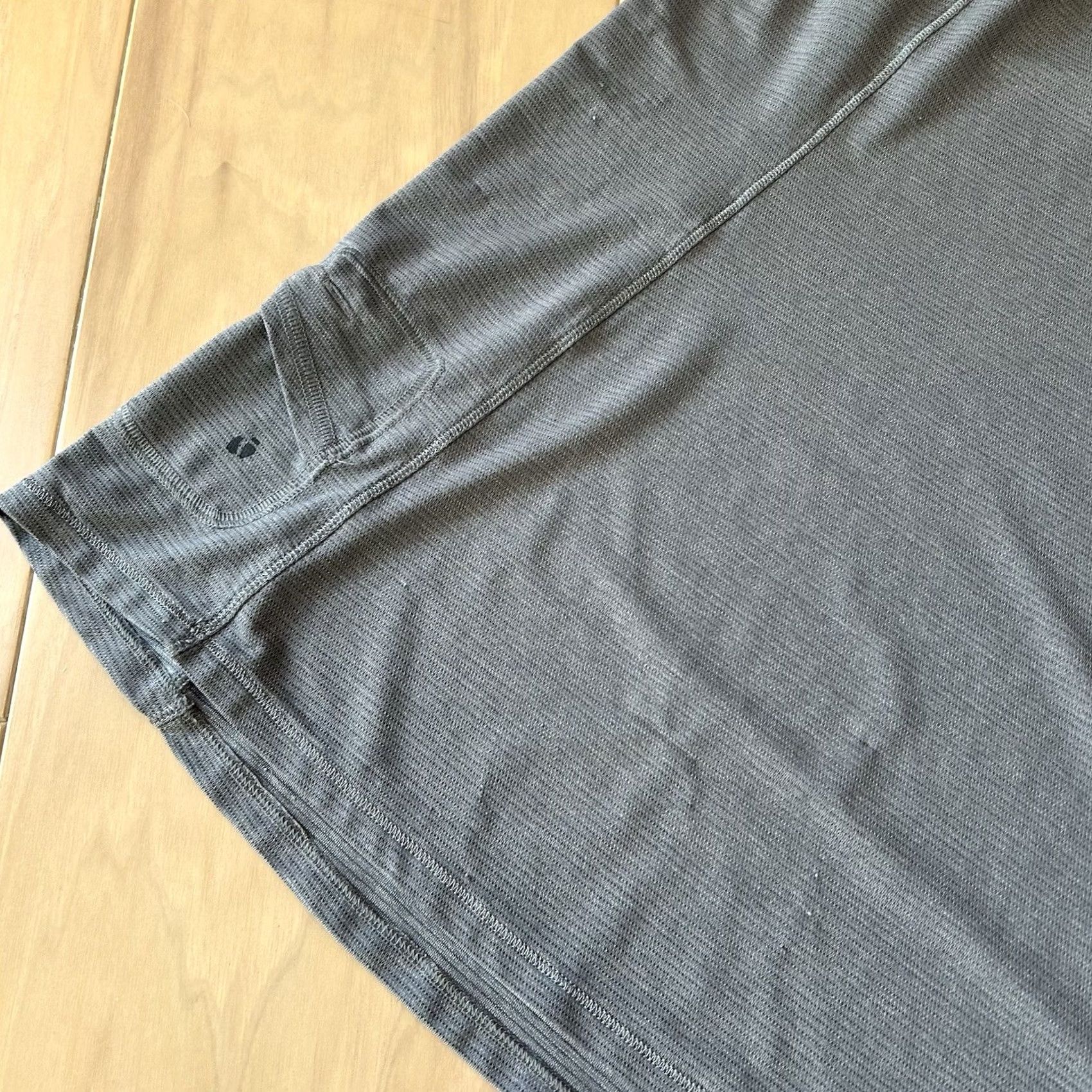 Lululemon Lululemon Run Wild Gray Tech Top Short Sleeve Women’s 6 Pullover Breathable Reflective Pockets Athletic Shirt Size M / US 6-8 / IT 42-44 - 4 Thumbnail