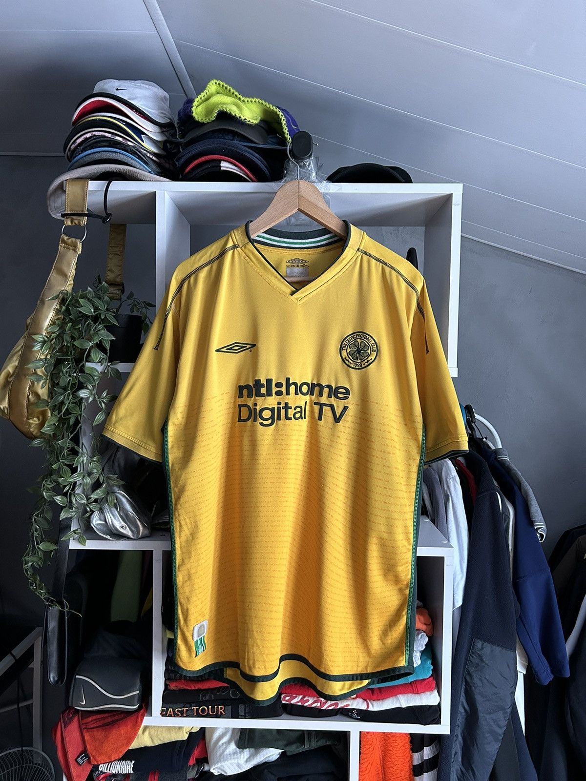 Umbro × Vintage Celtic 2002/03 away Umbro soccer jersey Size US XL / EU 56 / 4 - 1 Thumbnail