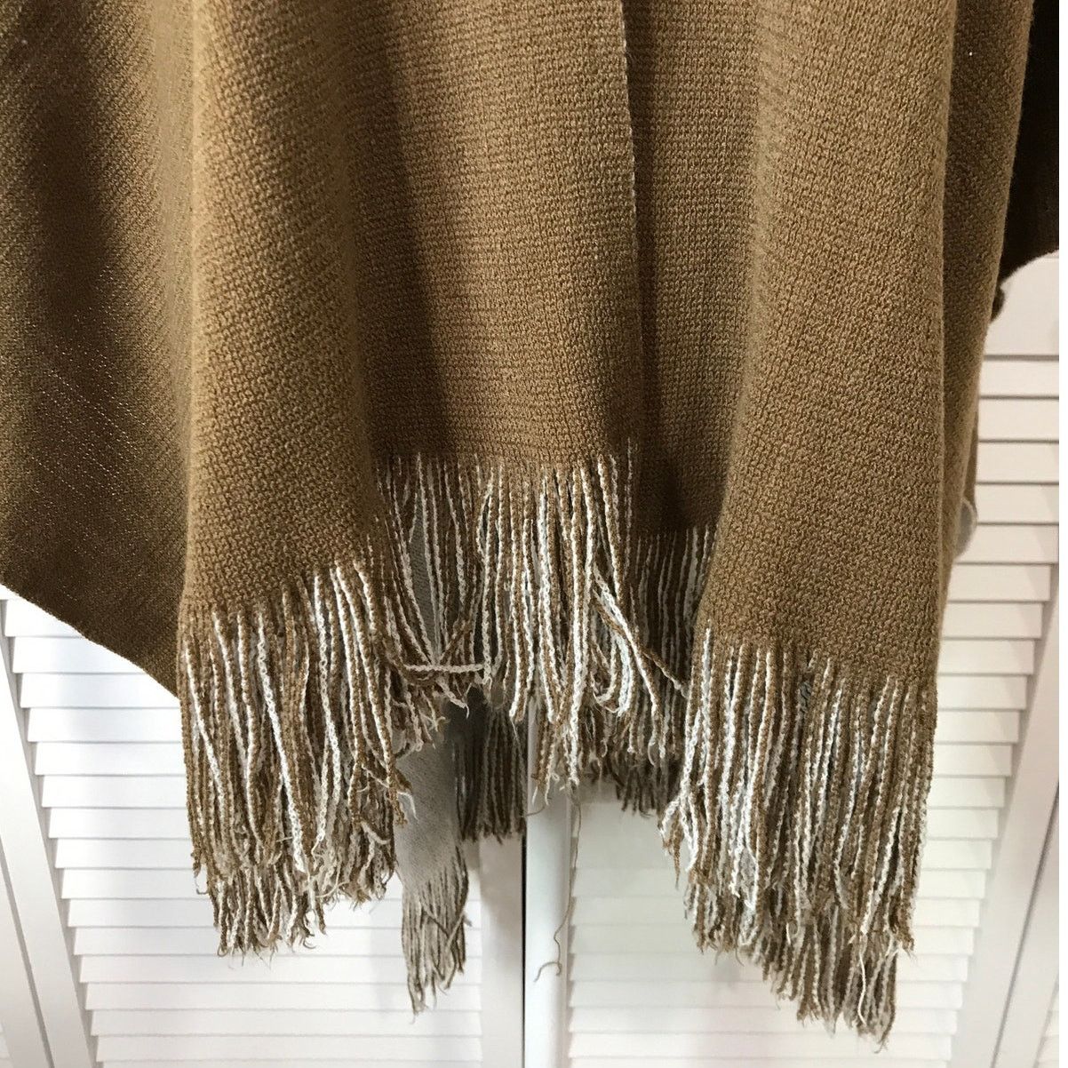 Other Olive Green V-neck Fringe Open Poncho Shawl Cape One Size8 Size ONE SIZE - 3 Thumbnail