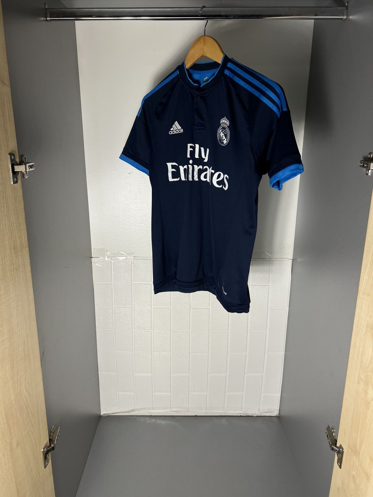Adidas VINTAGE ADIDAS FC REAL MADRID SPAIN SOCCER JERSEY RETRO Y2K Size US S / EU 44-46 / 1 - 4 Thumbnail