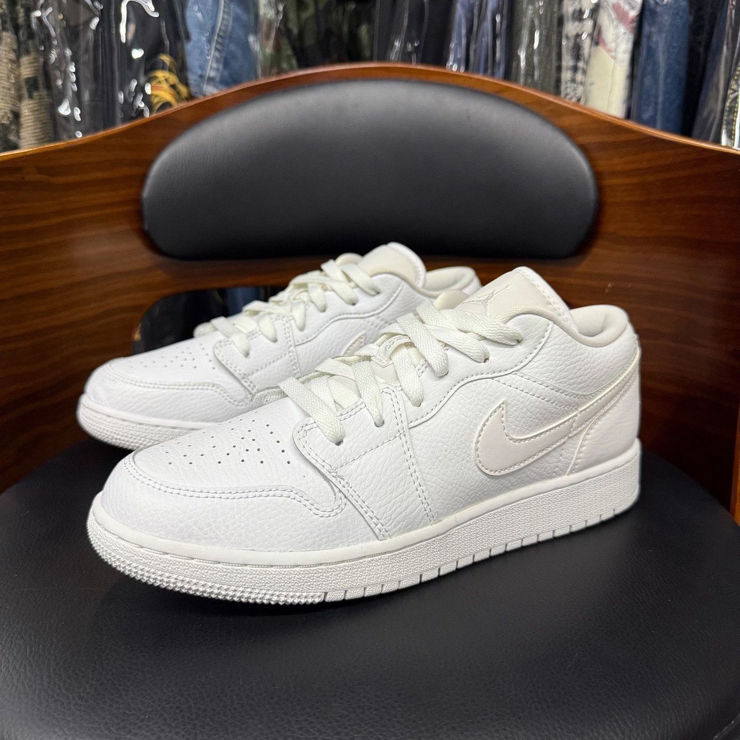 Nike Nike AJ1 White Lowtop Sneakers 6.5 Men Size US 6.5 / EU 39-40 - 1 Thumbnail