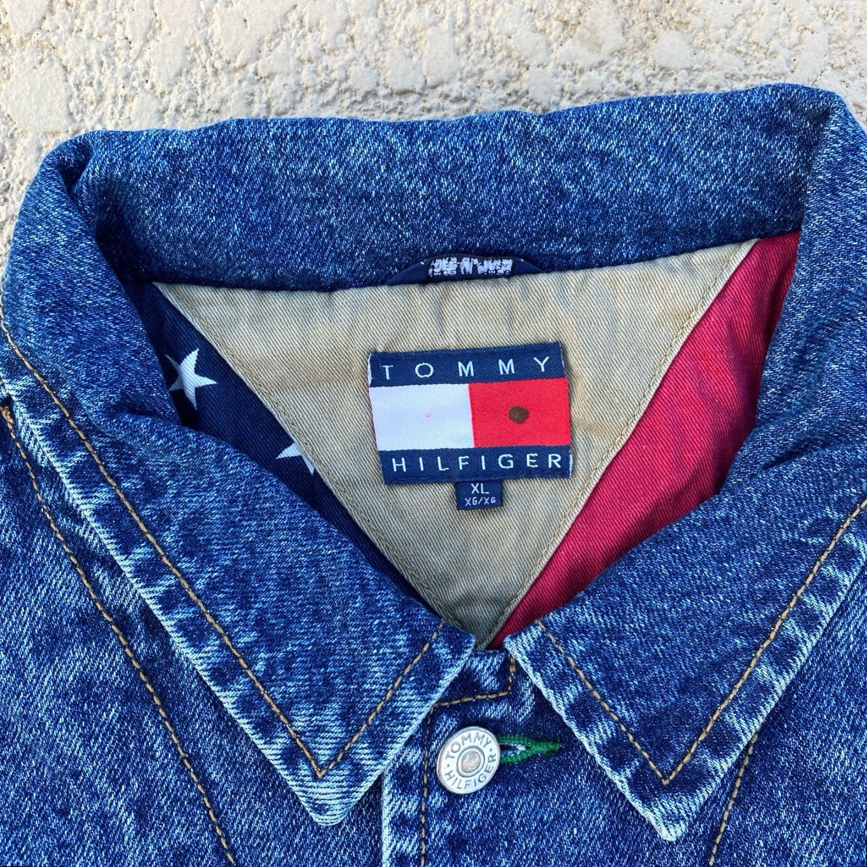 Tommy Hilfiger VINTAGE Tommy Hilfiger Spell Out Big Flag Patch Denim Jean Jacket 90s SZ XL Mens Jeans Jacket Blu e Size US 36 / EU 52 - 3 Thumbnail