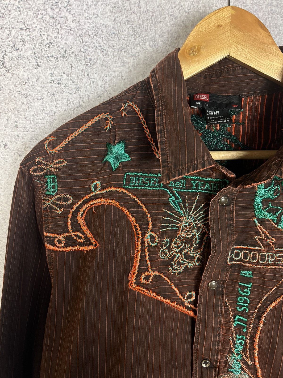 Diesel Rare! Vintage Diesel Avant-Garde Big Embroidered Logo Shirt Size US XL / EU 56 / 4 - 3 Thumbnail