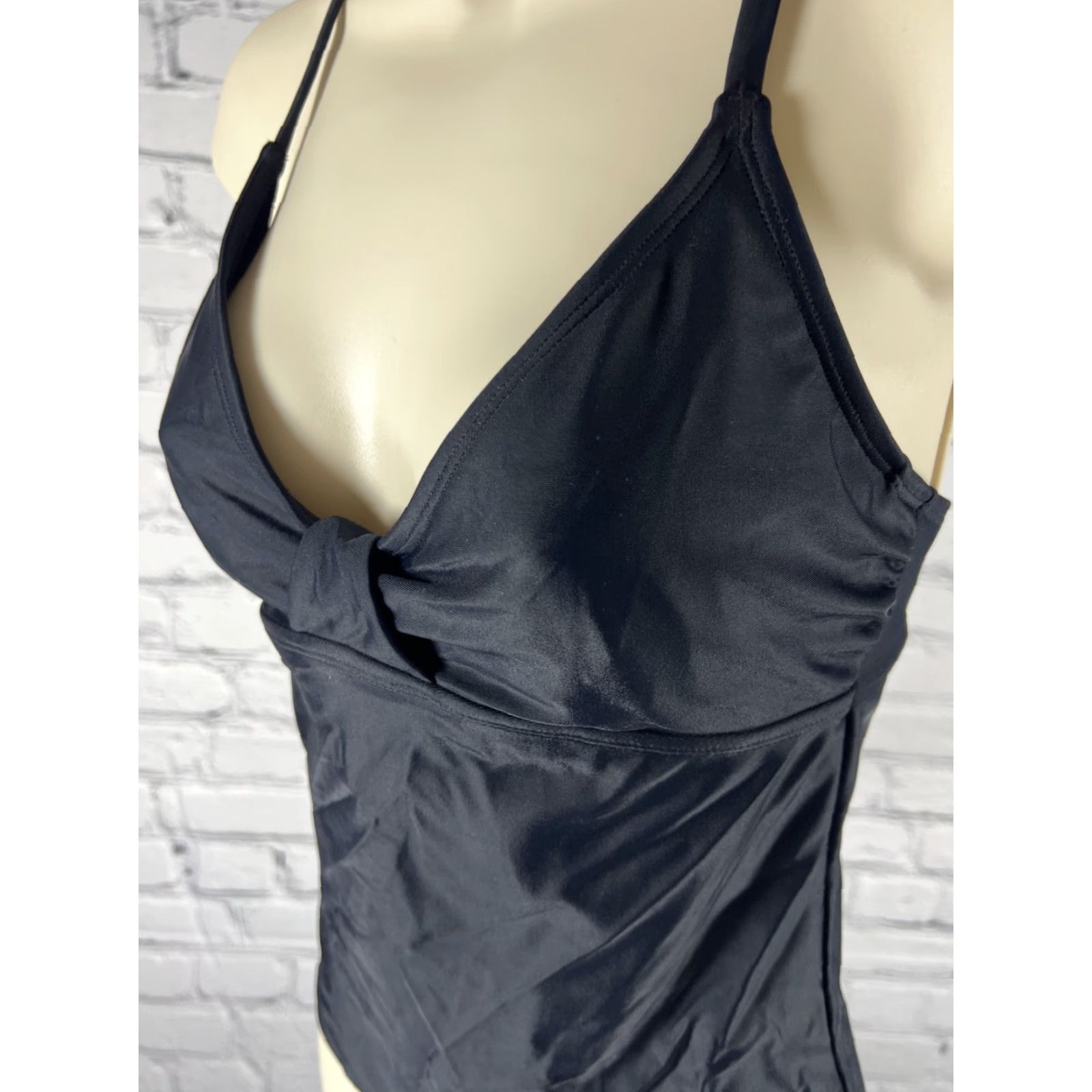 Athleta **ATHLETA BLACK UNDERWIRED TANKINI SWIM TOP SIZE 32** User: **BLACK ATHLETA UNDERWIRED TANKINI SWIM TOP SIZE 32** Size XXS / US 00 / IT 34 - 4 Thumbnail