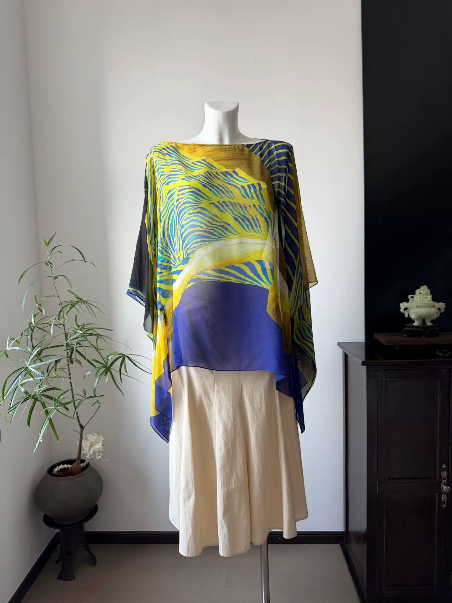 Roberto Cavalli Roberto Cavalli Tropical Fish Silk Cape Size M / US 6-8 / IT 42-44 - 1 Thumbnail