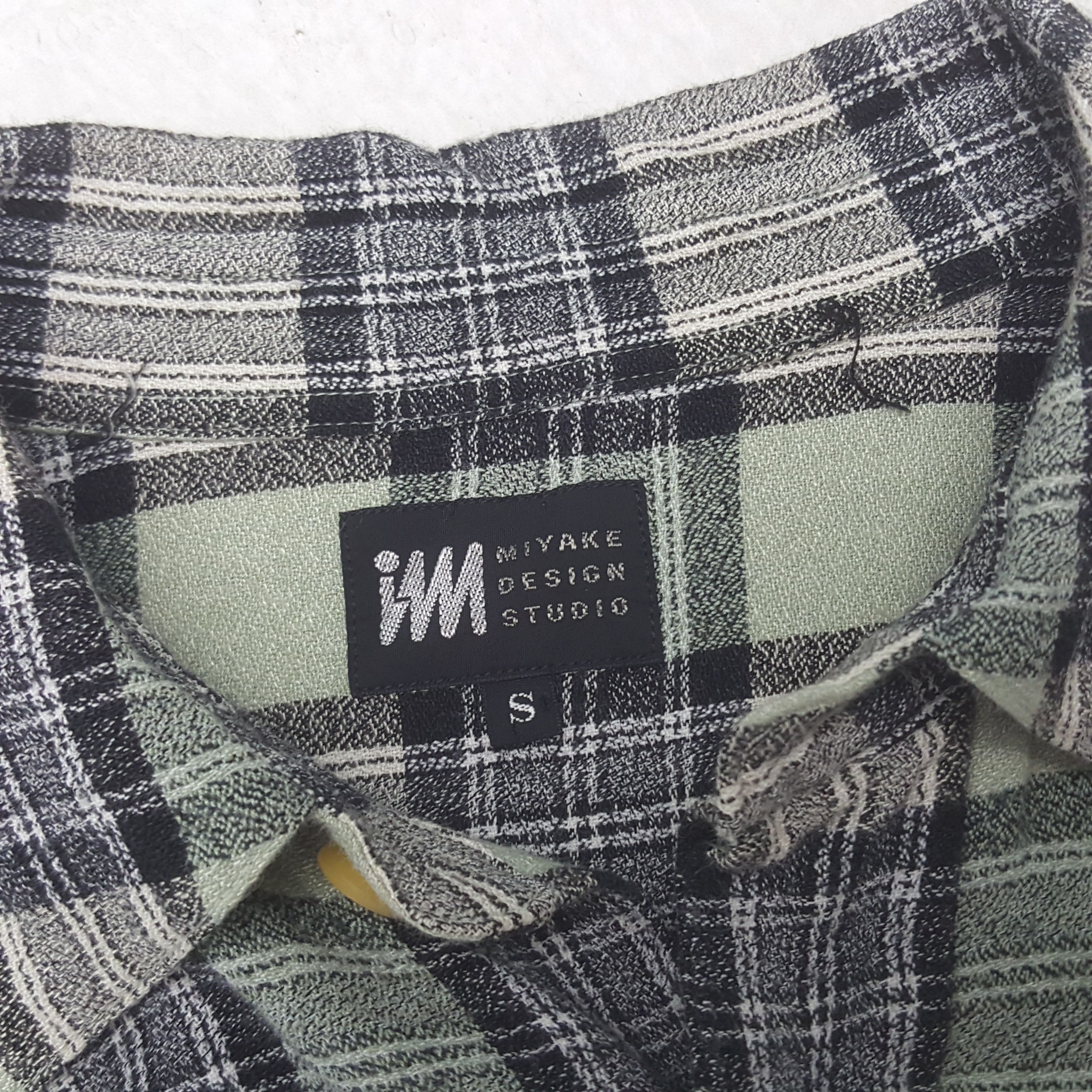 Issey Miyake Vintage Issey Miyake Japanese Designer Button Up Shirt RR21 Size US S / EU 44-46 / 1 - 3 Thumbnail