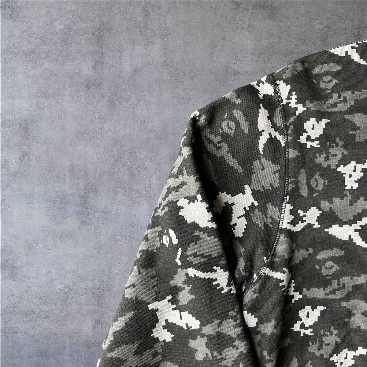 Bape USED BAPE DIGITAL CAMO SHARK CREWNECK “BLACK” SIZE XL Size US XL / EU 56 / 4 - 12 Thumbnail