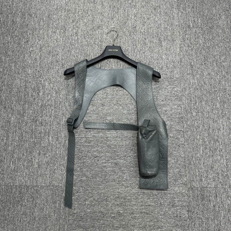 Louis Vuitton Louis Vuitton Tactical Vest in Textured Leather Size US M / EU 48-50 / 2 - 1 Thumbnail