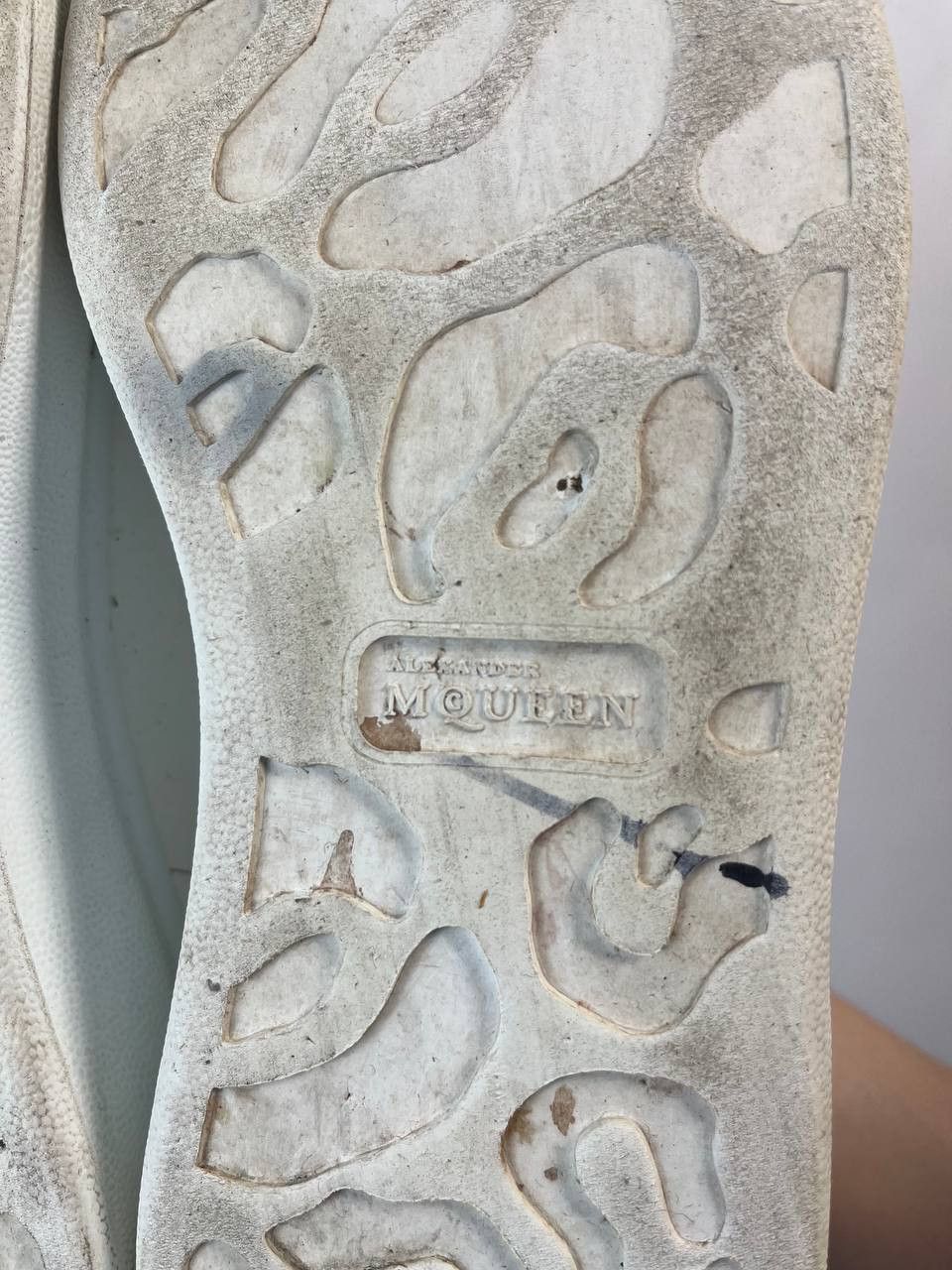 Alexander McQueen Oversised sneaker in white "Alexander Mqueen" size 40 Size US 7 / EU 40 - 10 Thumbnail