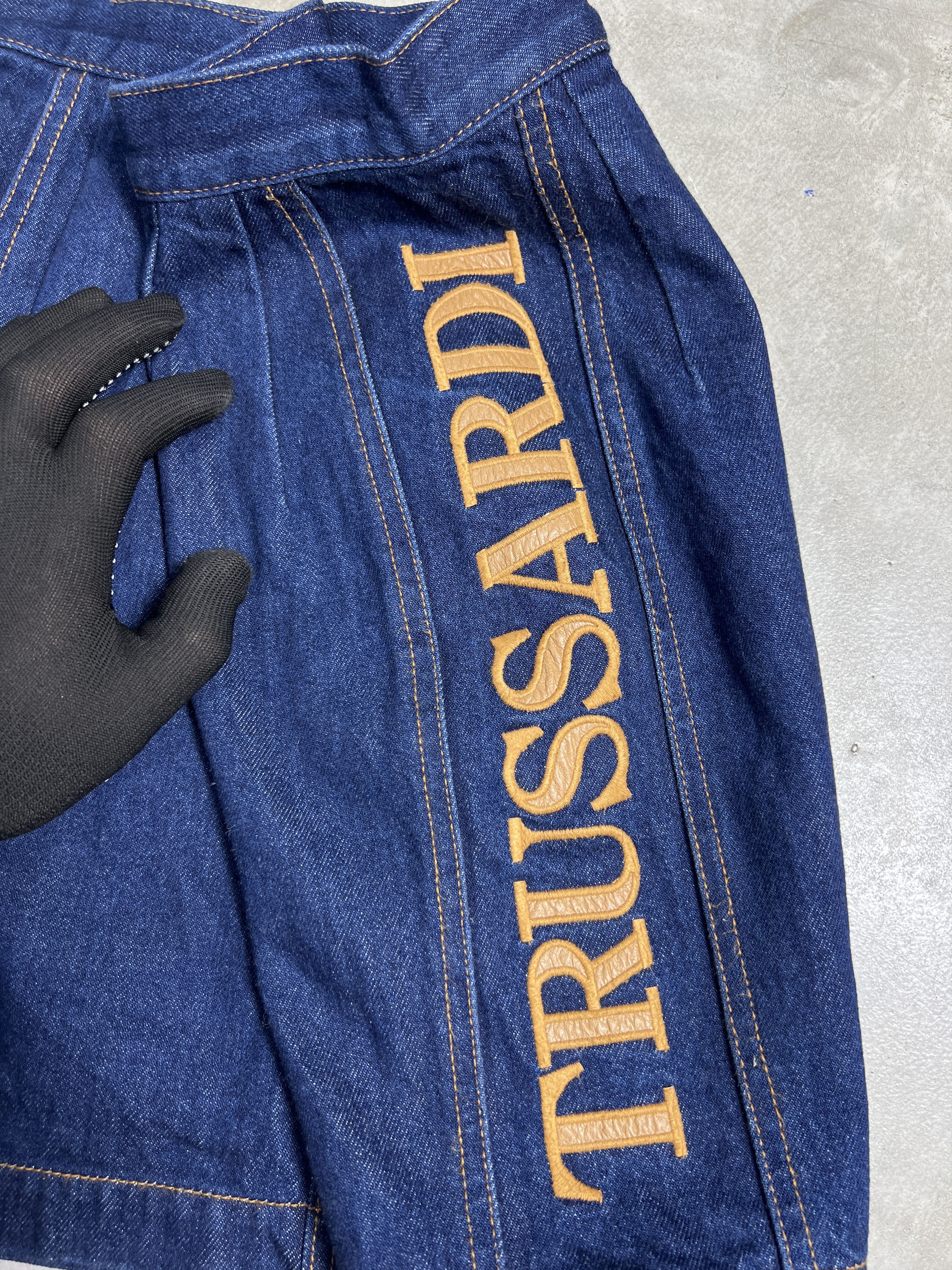 Trussardi × Vintage Vintage 90s Trussardi Embroidery Mini Skirt GTMPT612 Size 26" / US 2 / IT 38 - 4 Thumbnail
