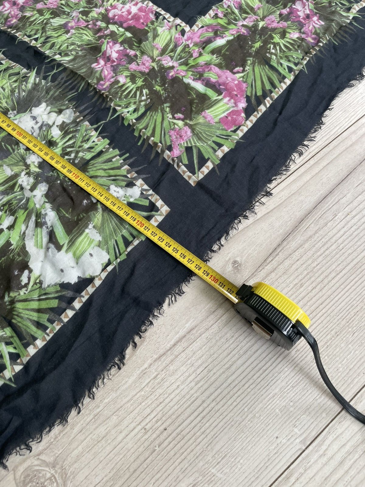 Givenchy Givenchy Paris Floral Scarf by Riccardo Tisci Size ONE SIZE - 13 Thumbnail