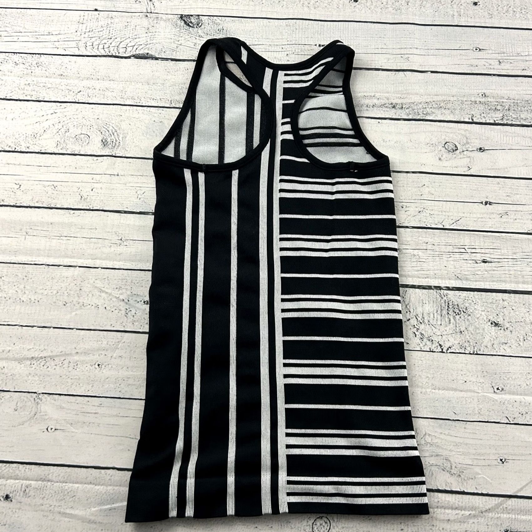 Athleta Athleta Tank Sleeveless Athletic Shirt Women's XS Black White XS Athletic Tank Shirt Womens, Sleeveless, Tank, Activewear Size XS / US 0-2 / IT 36-38 - 5 Thumbnail
