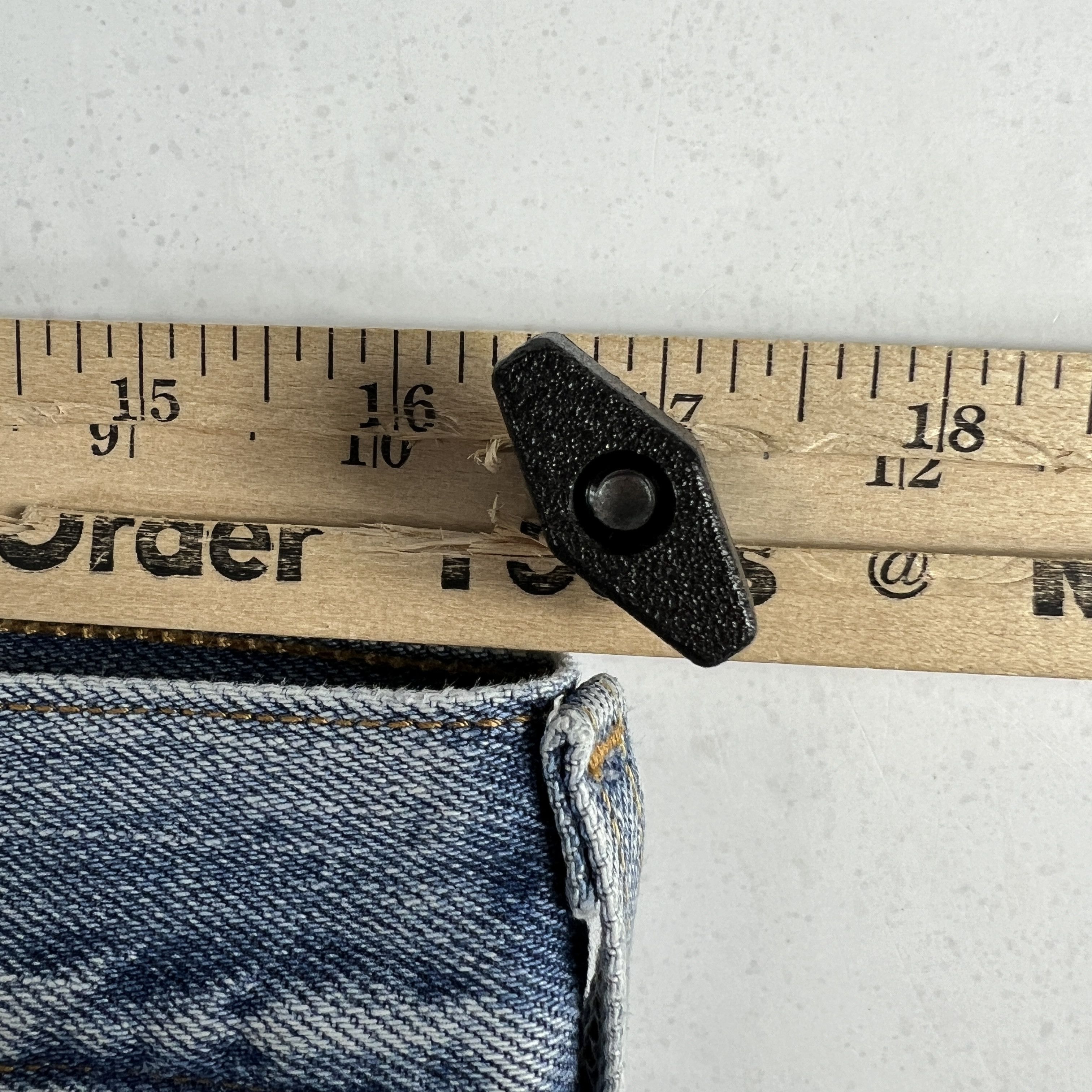 Levi's Y2K Levi's Jeans 550 Relaxed Fit Blue Faded Cotton Denim Size US 33 - 23 Thumbnail