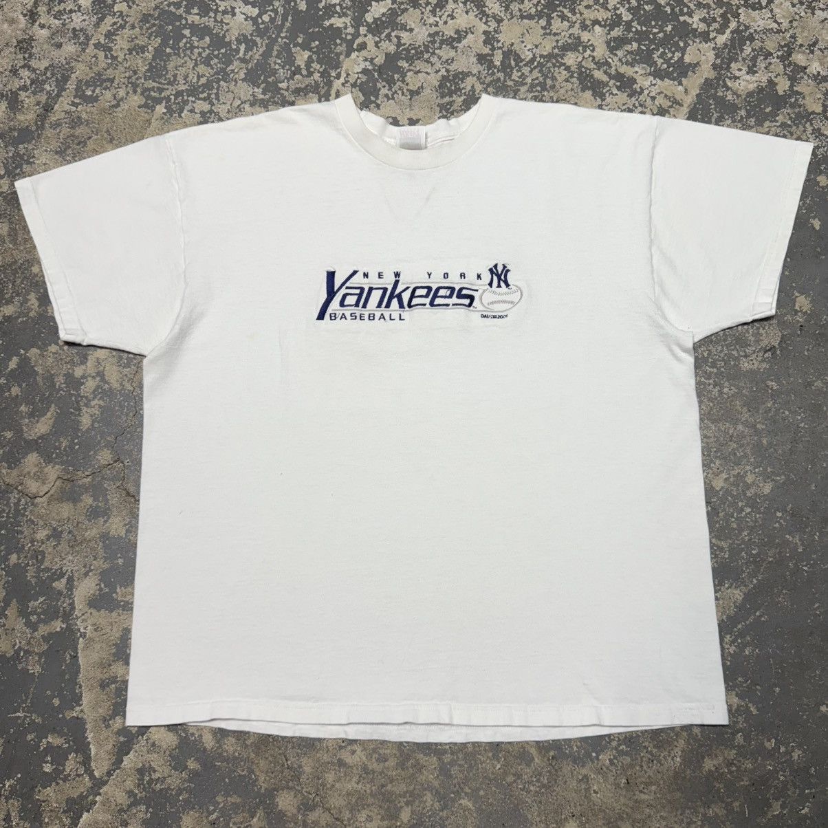 Vintage Vintage New York Yankees White 2001 Tshirt Size US XXL / EU 58 / 5 - 1 Thumbnail