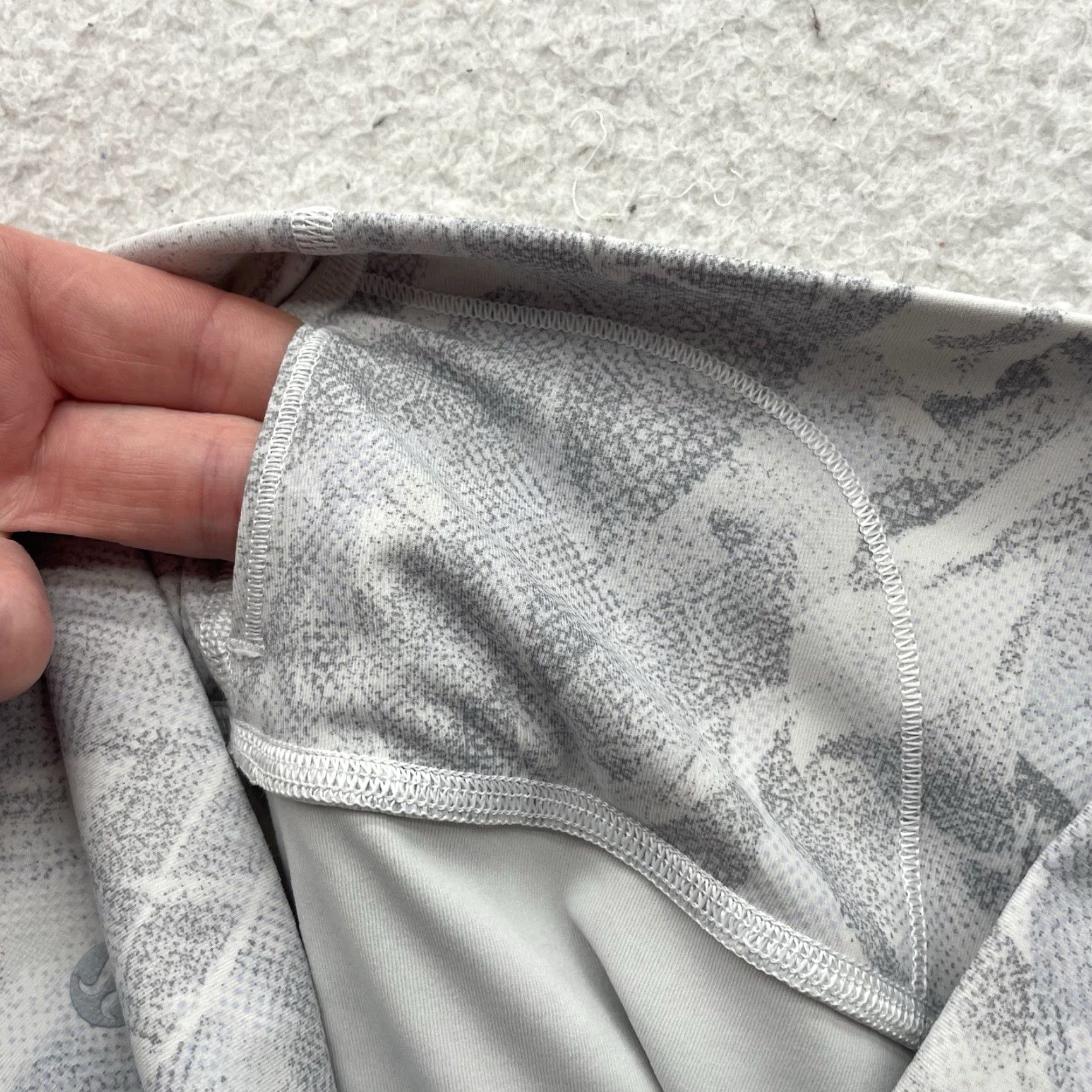 Lululemon Lululemon Wunder Under Leggings 6 28" High Rise Jasmine White Luxtreme Women Regular Inseam 28in White Geometric AA Size 28" / US 6 / IT 42 - 5 Thumbnail