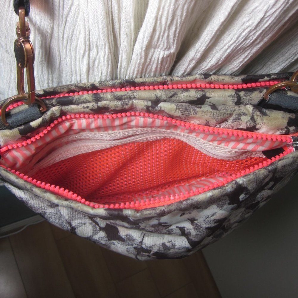 Lululemon Lululemon Hip to be Free Crossbody Bag Removable Strap "Myst Size ONE SIZE - 9 Thumbnail