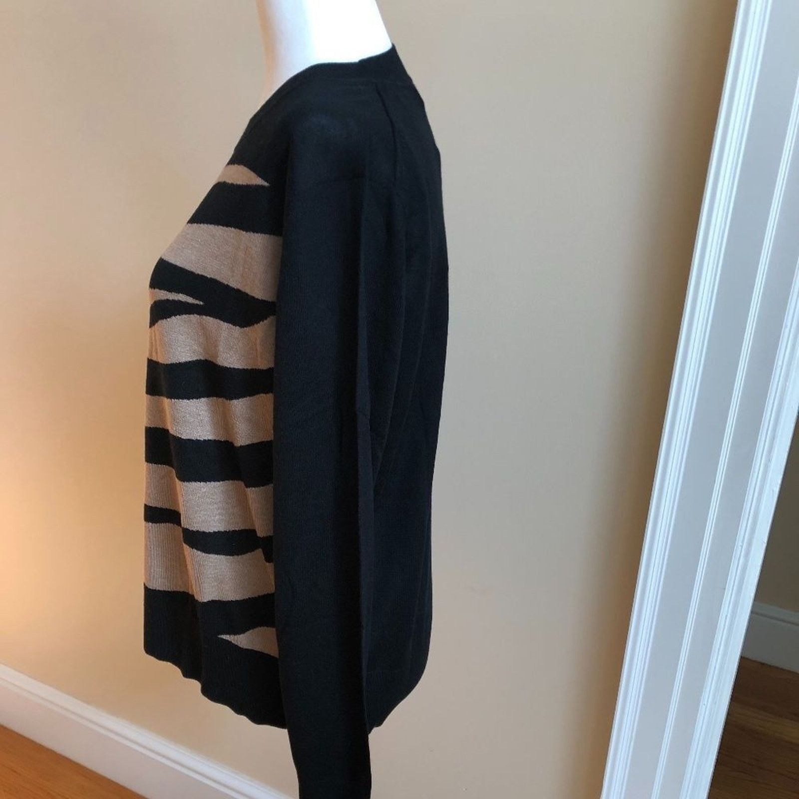 Banana Republic Silk Cashmere Relaxed Zebra Sweater from Banana Republic Size XS / US 0-2 / IT 36-38 - 3 Thumbnail