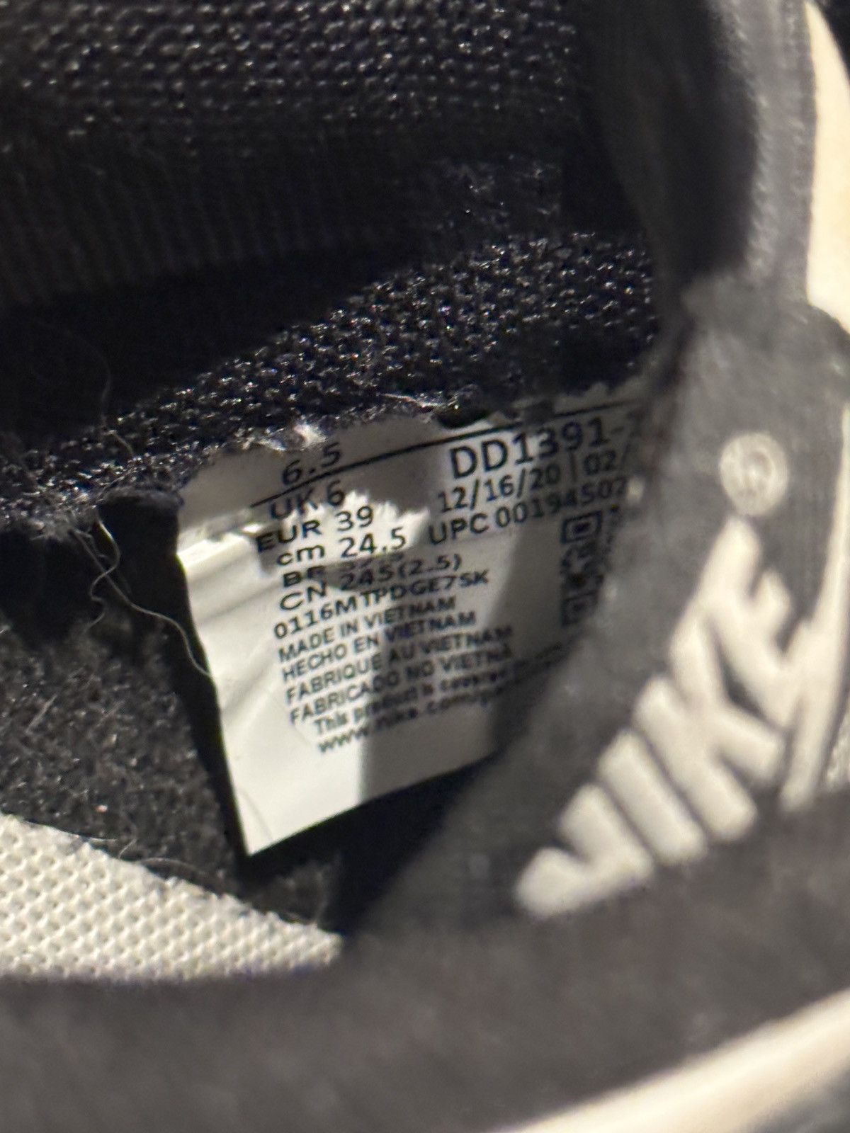 Nike NIKE PANDA DUNKS GREAT CONDTION Size US 6.5 / EU 39-40 - 7 Thumbnail