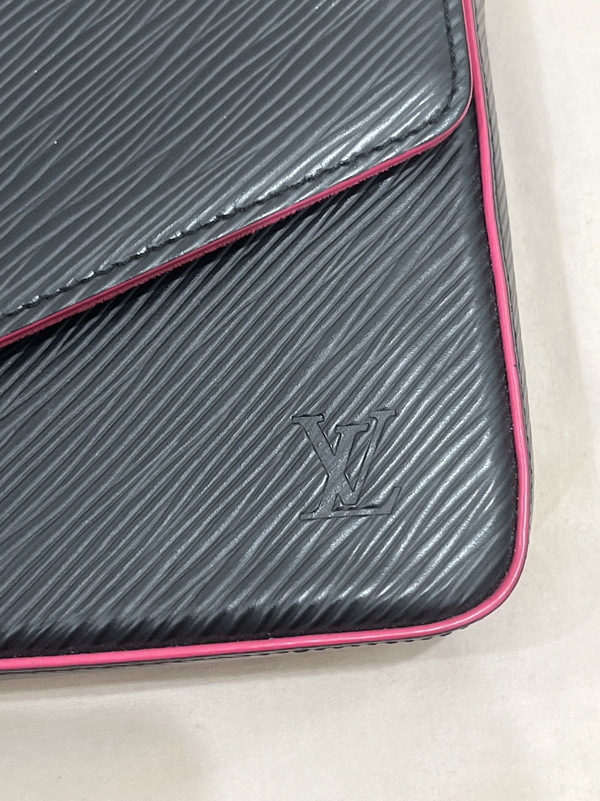 Louis Vuitton Louis Vuitton Epi Black Crossbody Bag Size ONE SIZE - 3 Thumbnail