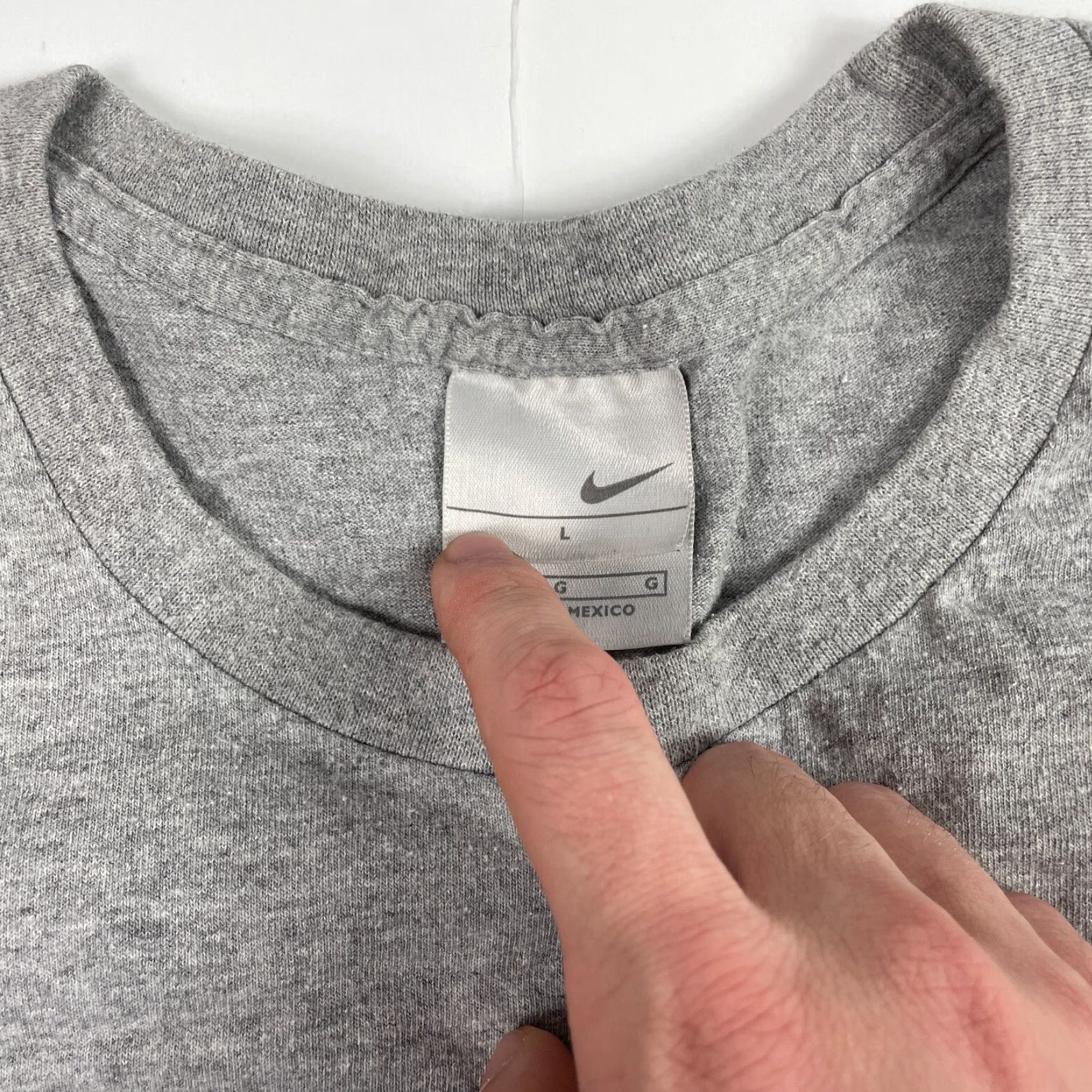 Nike VINTAGE Nike Shirt Mens Large Gray Swoosh Short Sleeve Crew Neck Streetwear Y2K Size US L / EU 52-54 / 3 - 6 Thumbnail