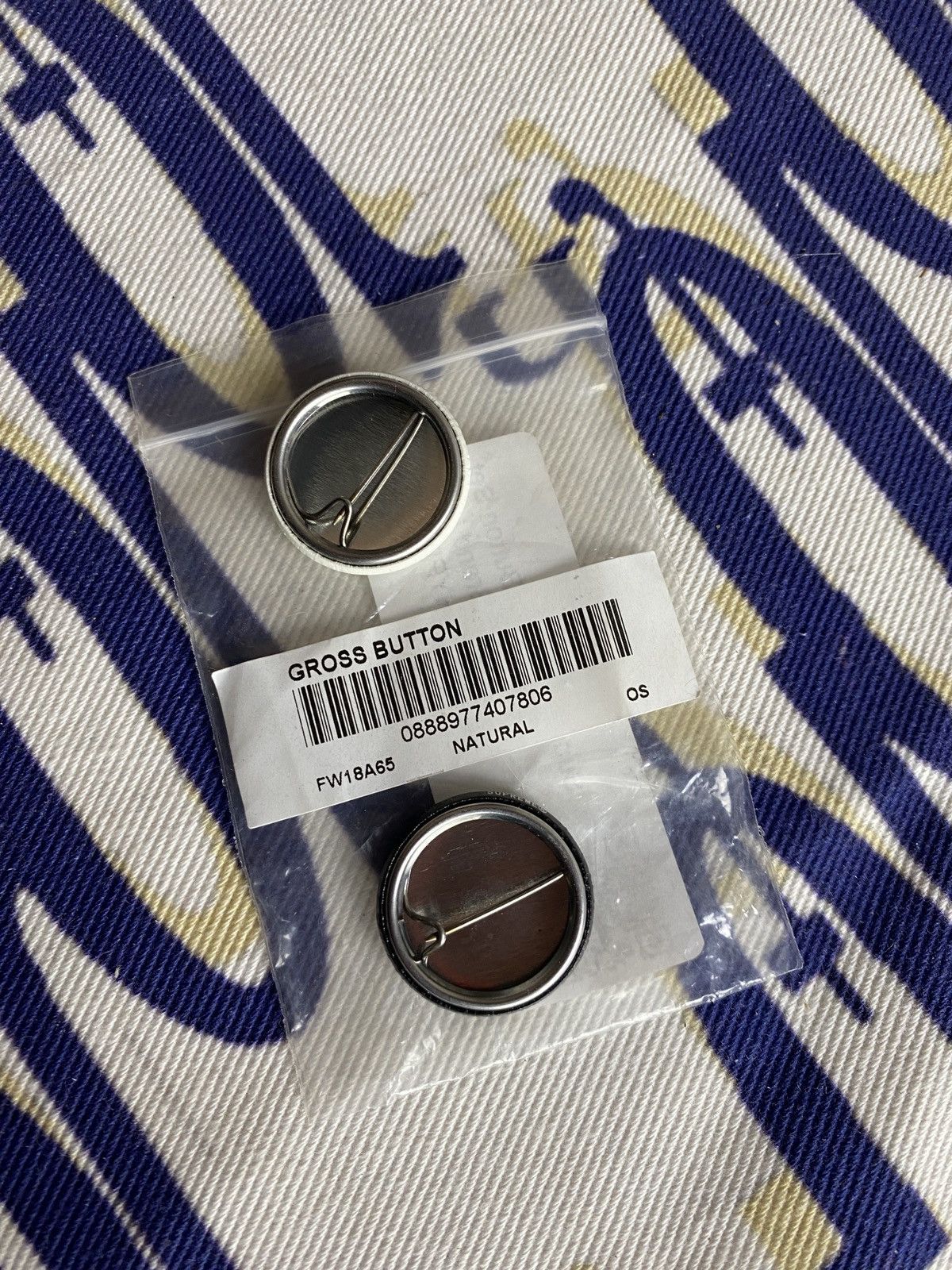 Supreme Supreme FW18 Gross Button Pin Set Size ONE SIZE - 2 Thumbnail