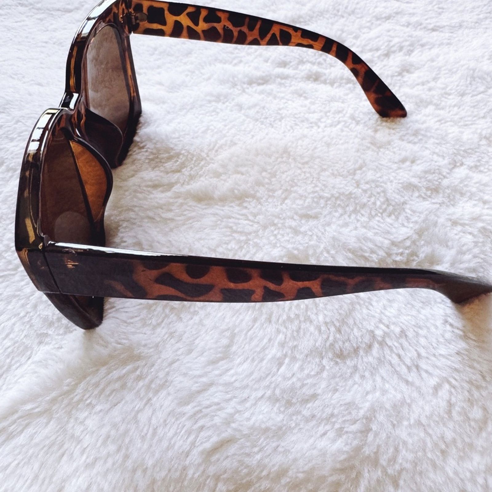 Other Liora Tortoise Brown Oversized Bold Sunglasses Size ONE SIZE - 8 Thumbnail