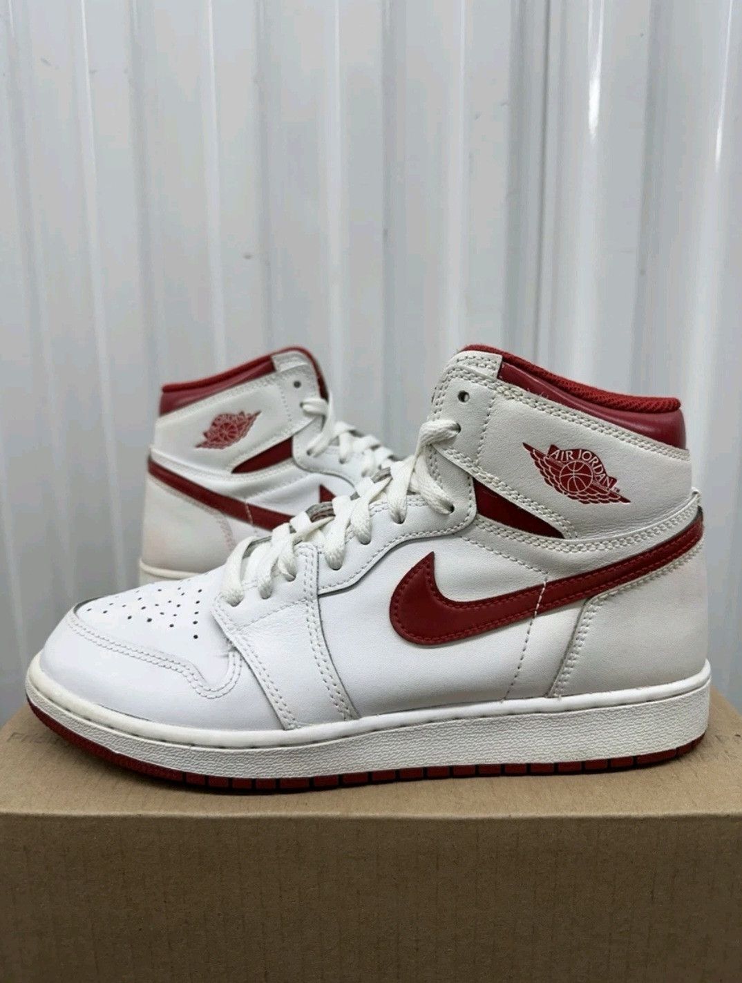 Jordan Brand Nike Air Jordan Retro 1 High OG GS Metallic Red Size 7Y Size US 7 / EU 40 - 1 Thumbnail