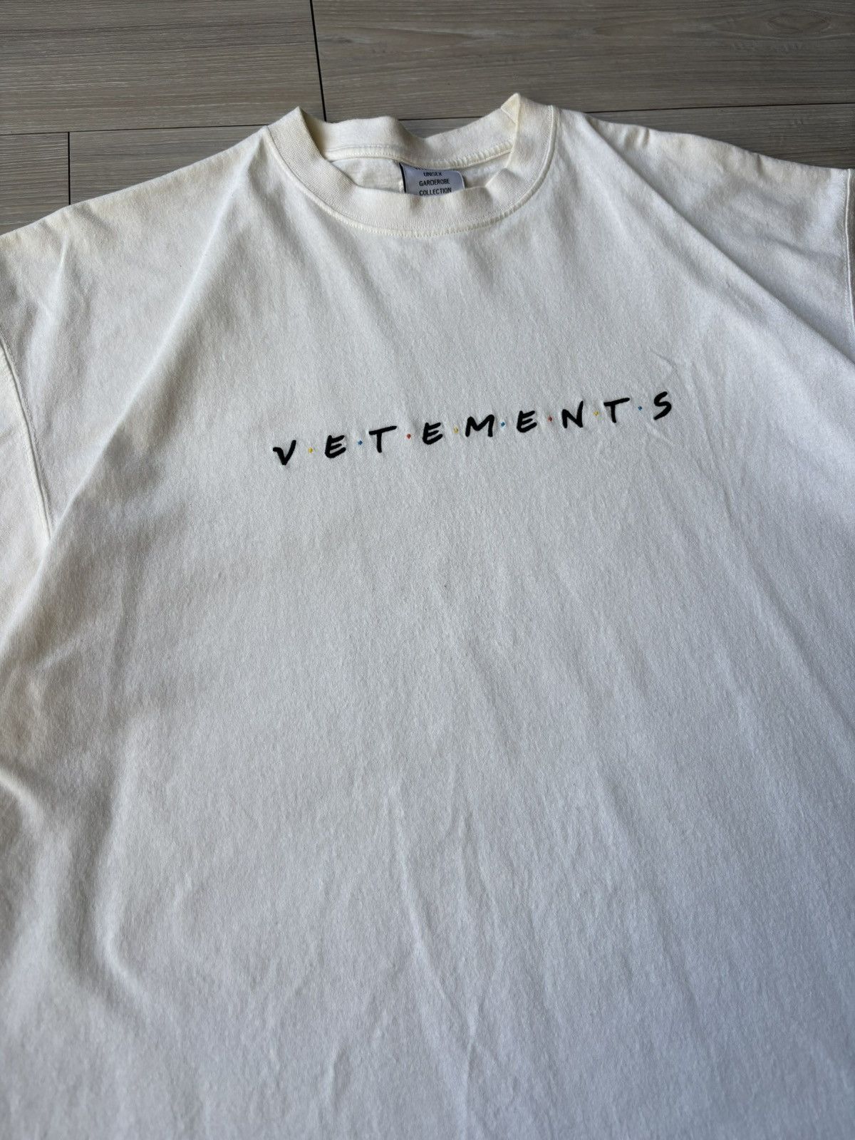 Vetements Vetements Friends Logo Embroidered White T - Shirt Size US XL / EU 56 / 4 - 2 Thumbnail